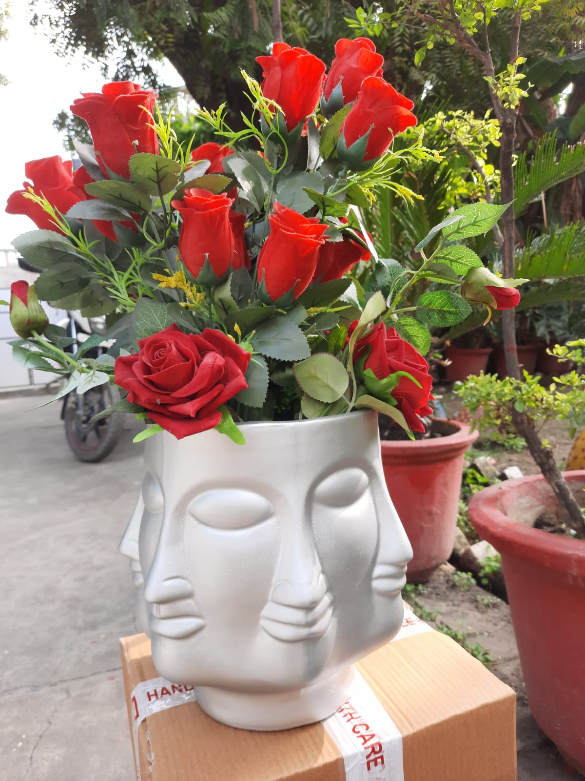 MULTIFACES PLANTERS- Colour (white, black, silver)