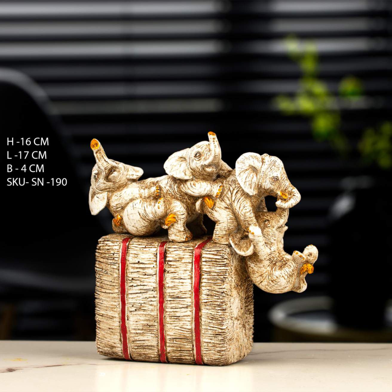 Elephant Family Decorative Showpiece 