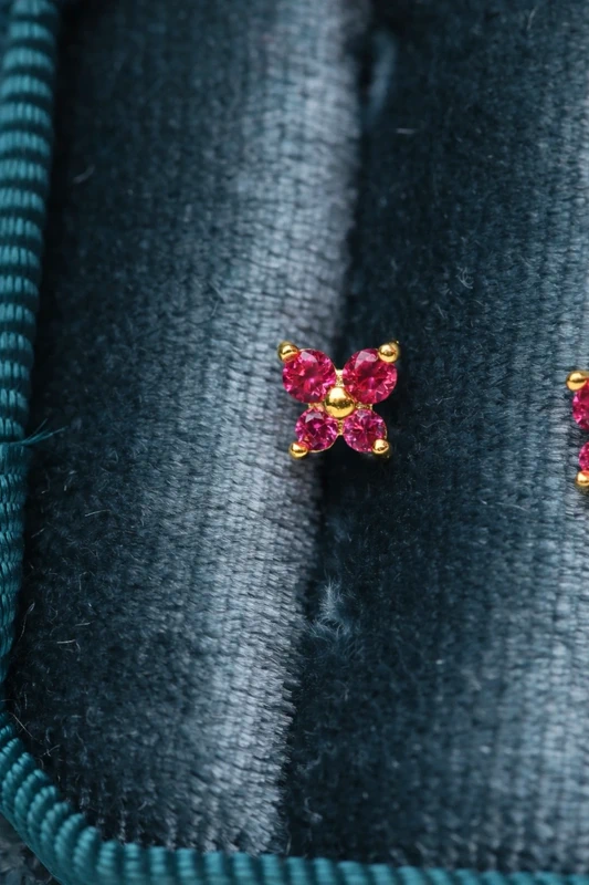 Boucles d’oreilles / Piercing CAPOTERA – Fleur trèfle en zircon rose fuchsia | Argent 925 & Plaqué or - Maison Aureus