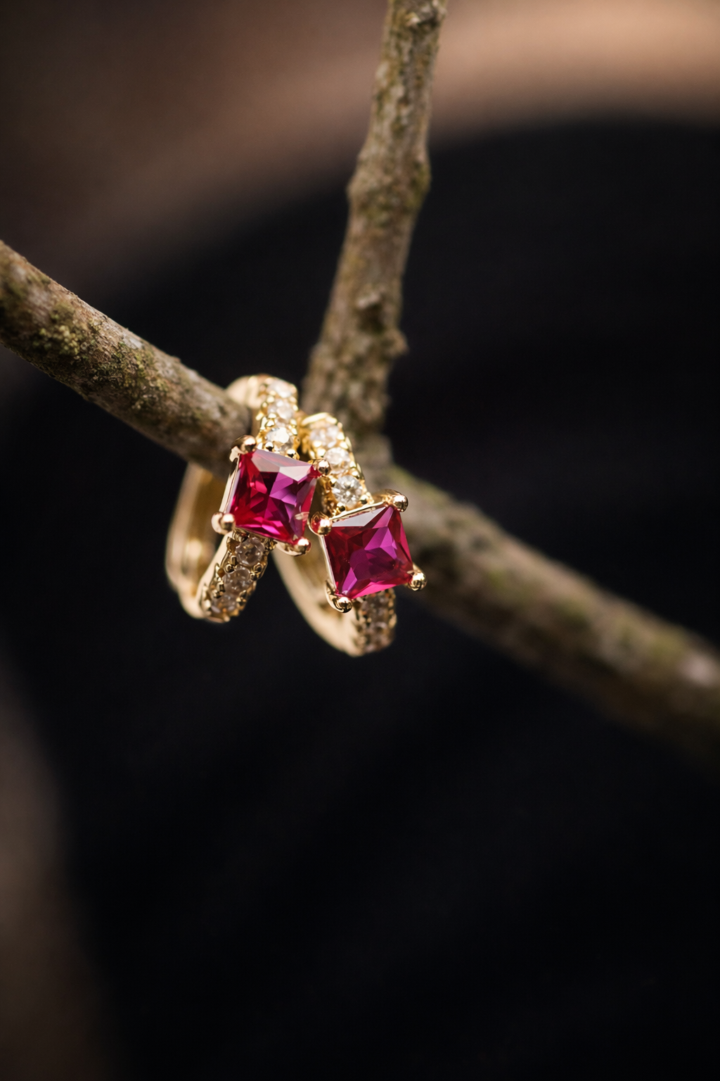 Boucles d’oreilles FLAME QUEEN – Plaqué or 18K ou finition argent & zircone rouge taille princesse AAA+ | Maison Aureus