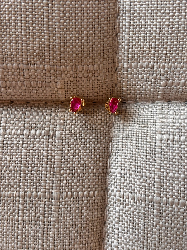 Boucles d’oreilles Hello Darling – Plaqué or 18K & Argent 925, Rubis de synthèse