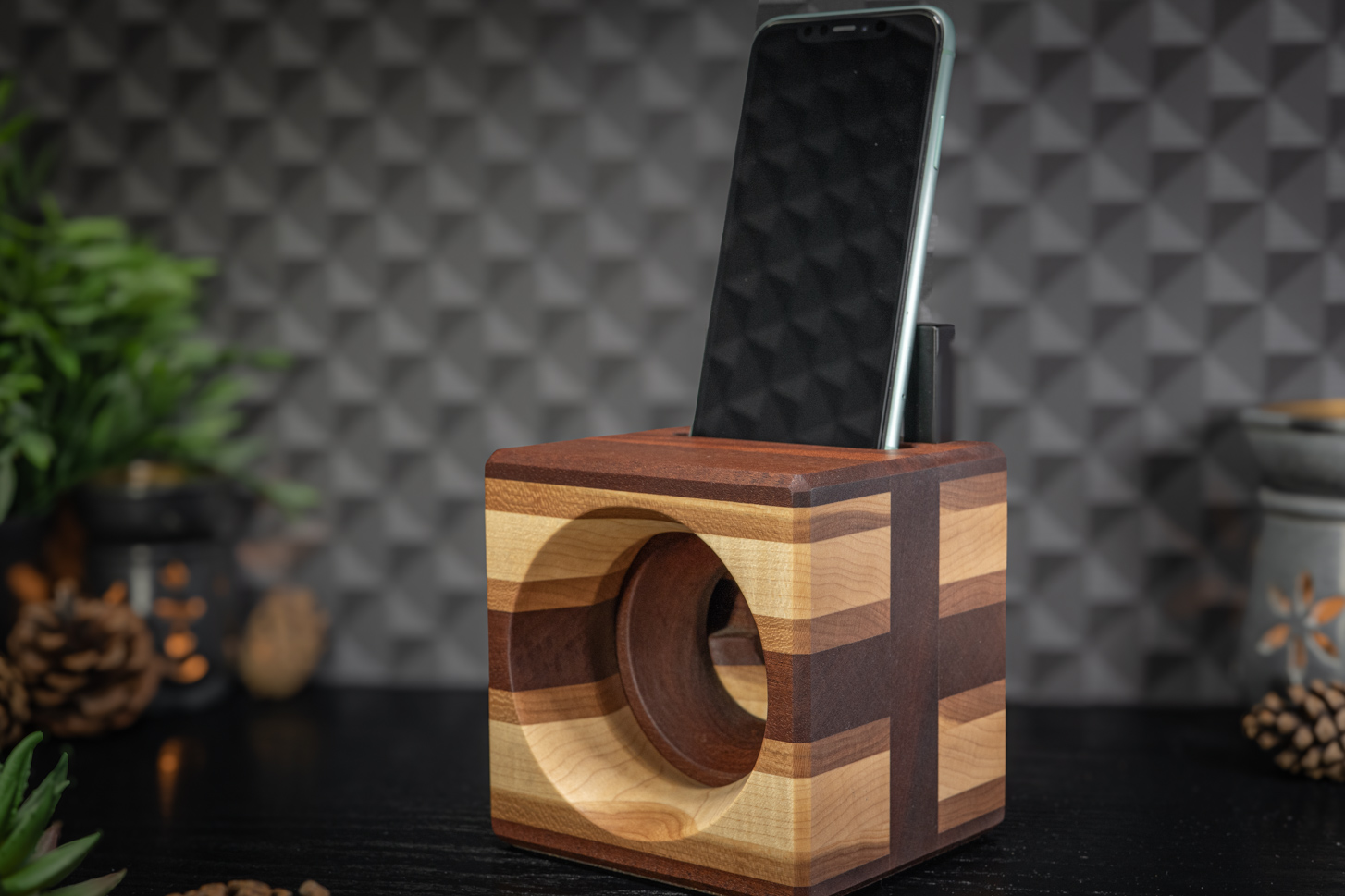 Cube Passive/ Acoustic Phone Holder