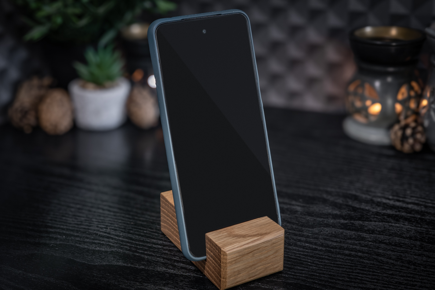 Nature Circle Engraved Oak Phone Stand