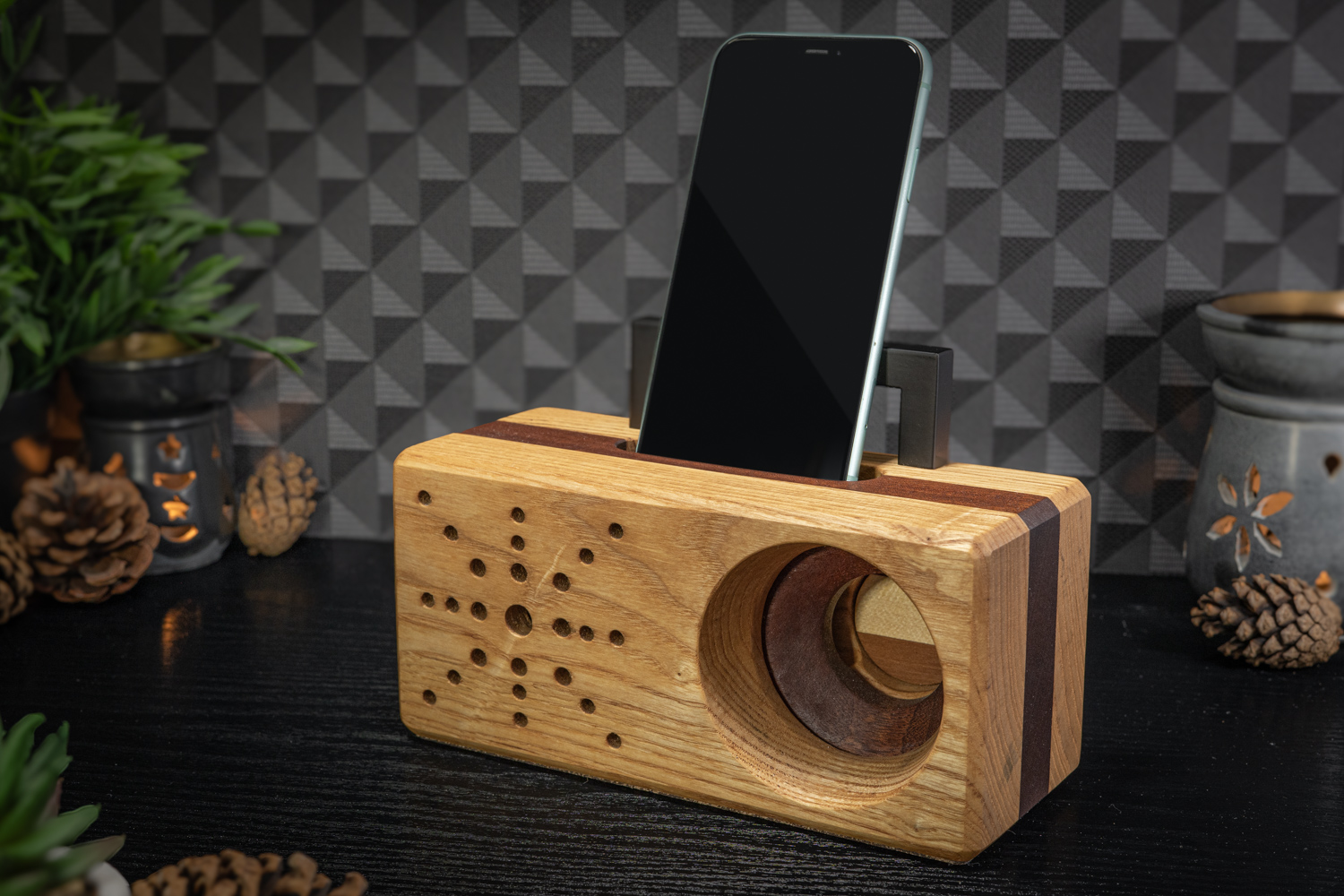 Retro Passive/ Acoustic Phone Holder