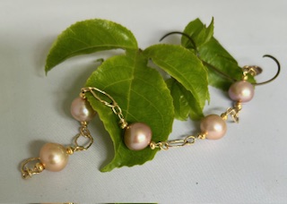 Pink hued Edison pearl bracelet in beautiful 14Kgold- filled chain