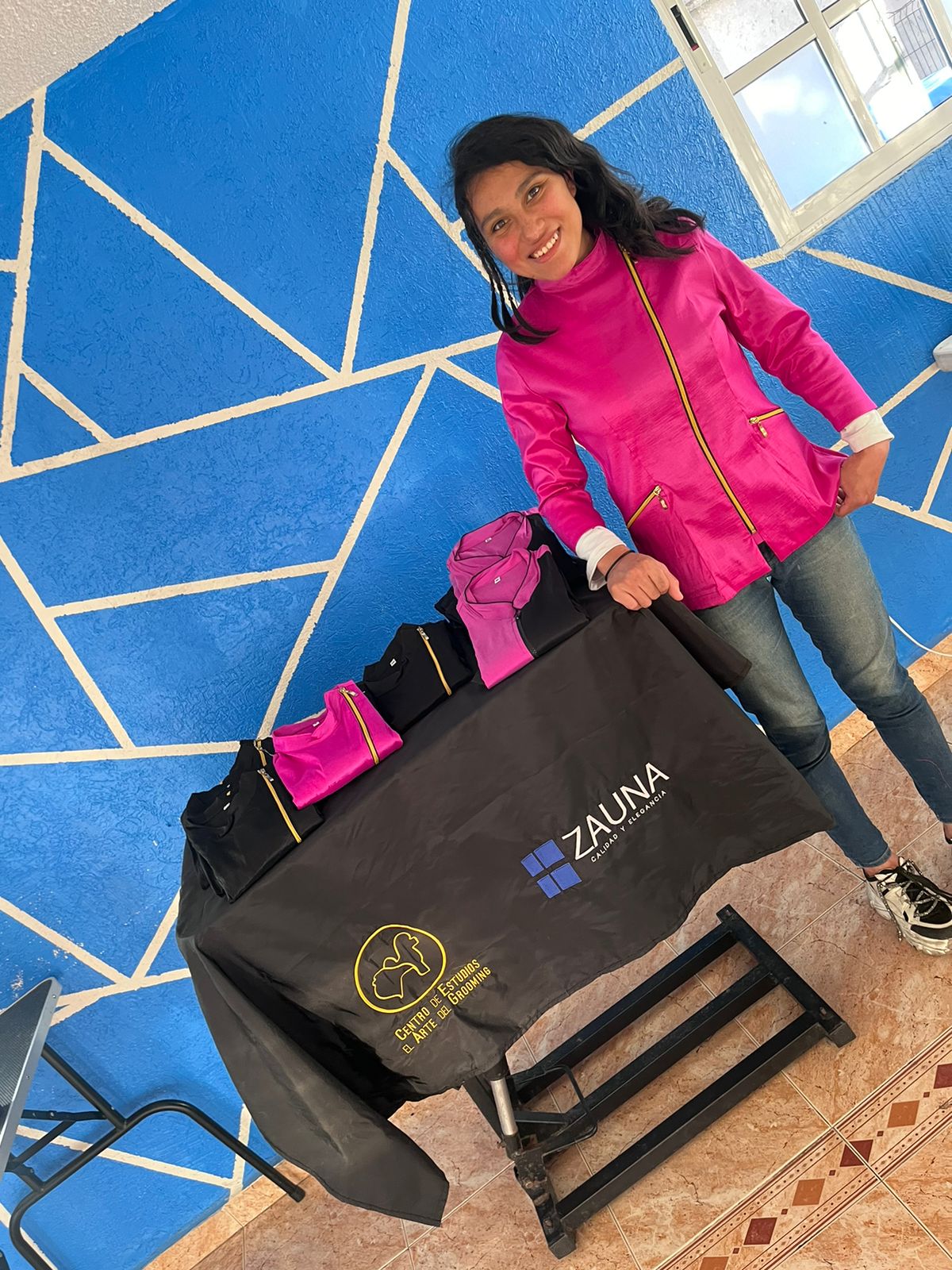 Filipina profesional de peluquería canina