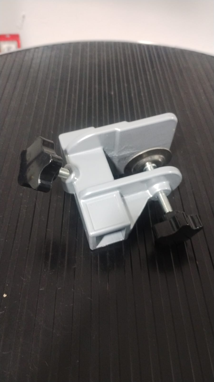 Abrazadera metálica ajustable