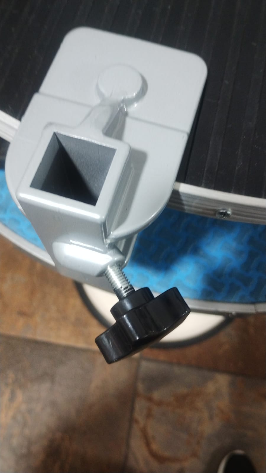 Abrazadera metálica ajustable