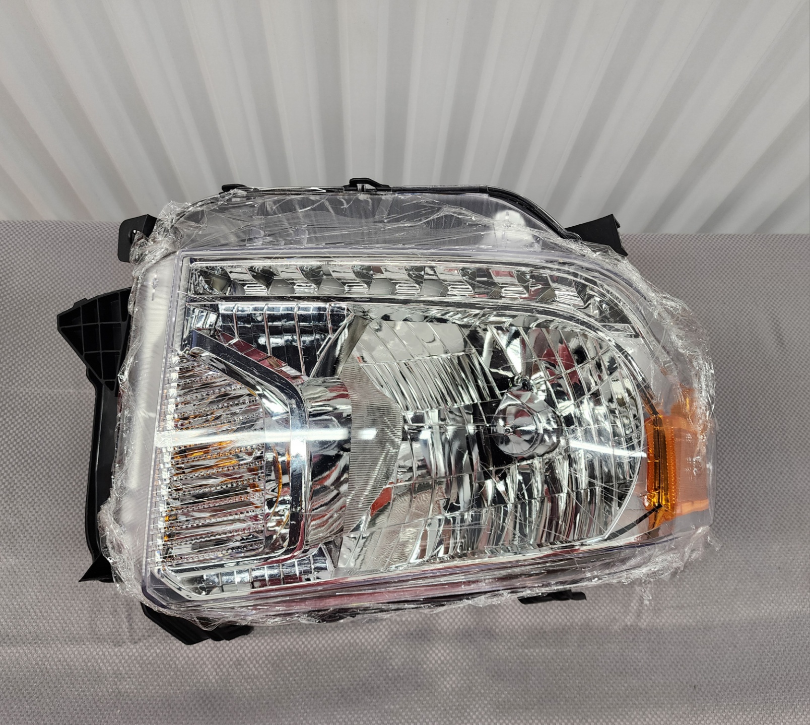 Toyota Tundra RH Passenger Side Headlight 2014 - 2017