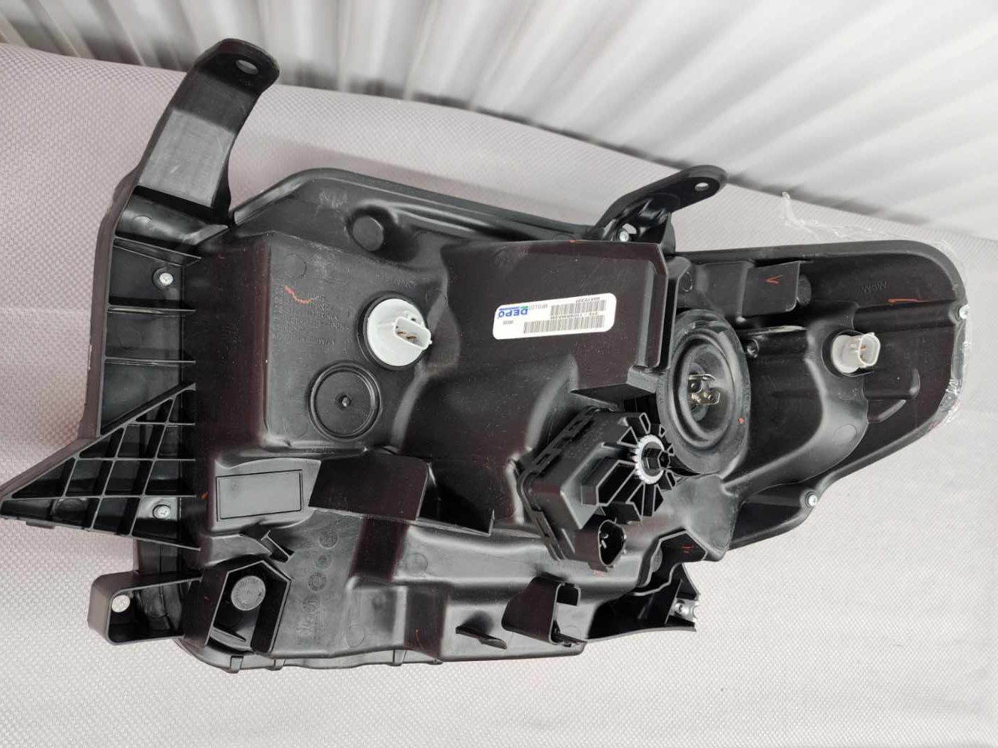 Toyota Tundra RH Passenger Side Headlight 2014 - 2017
