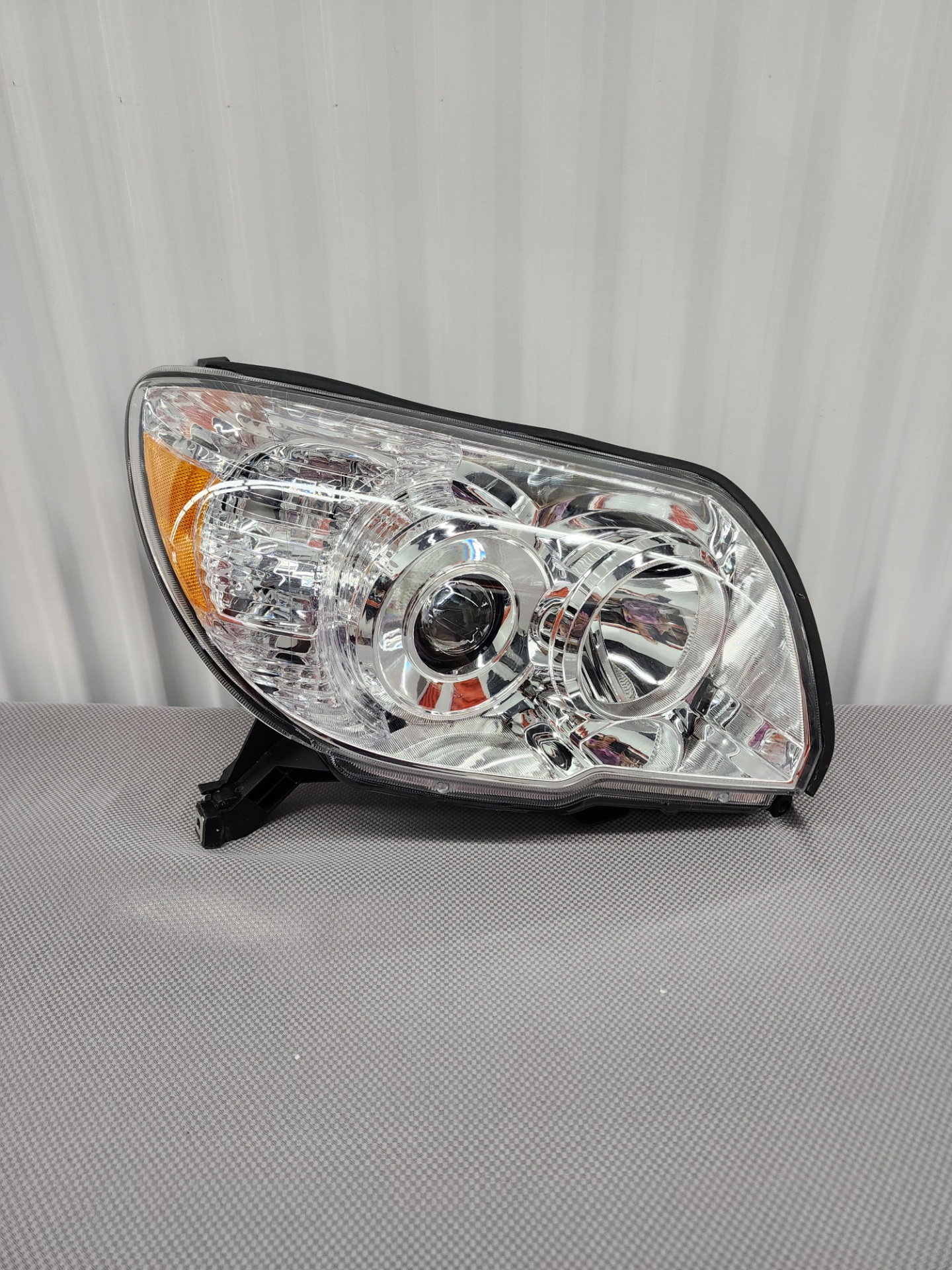Toyota 4Runner RH Passenger Side Headlight 2006-2009