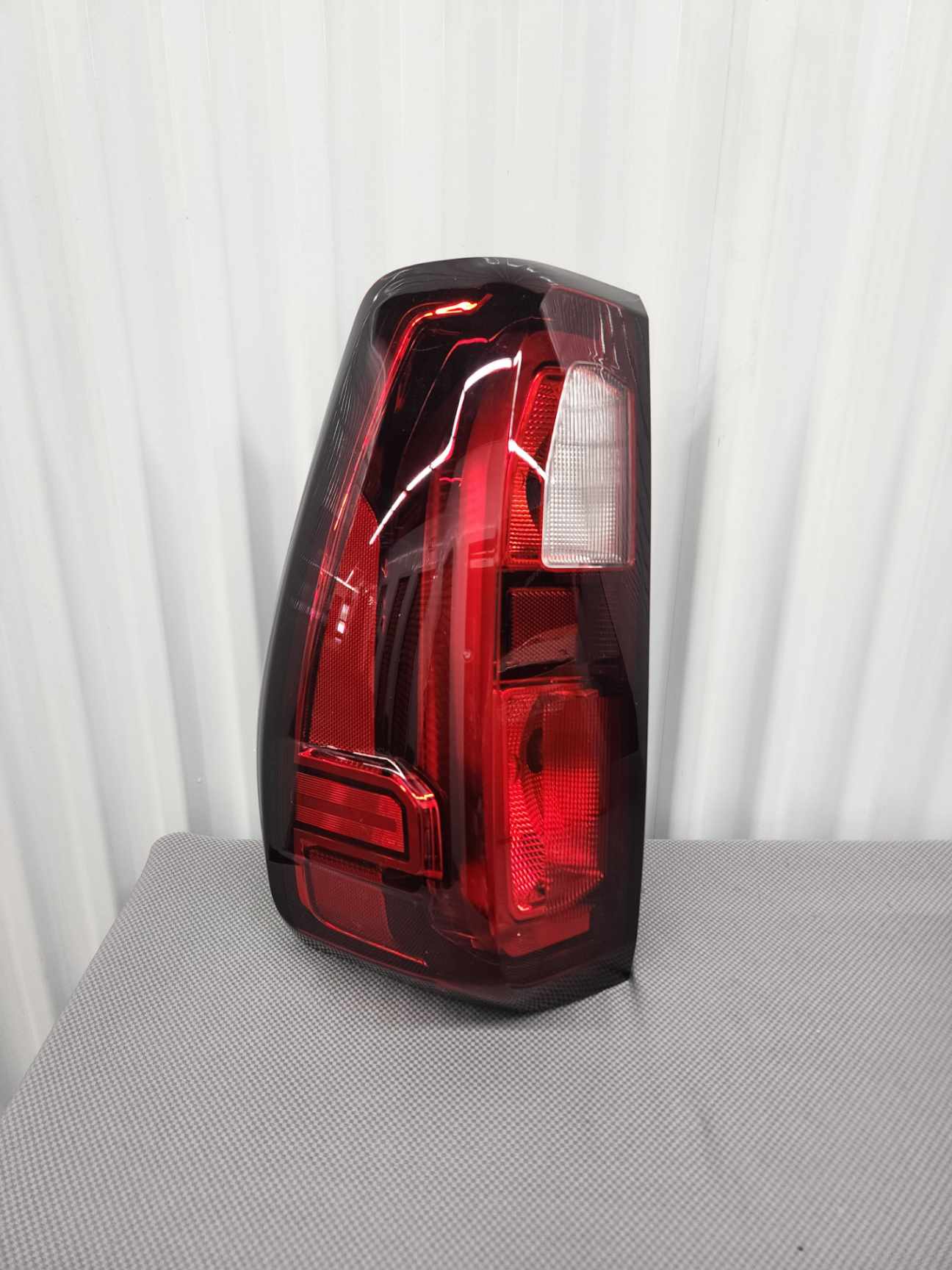 GMC Sierra 1500 / 2500 Passenger Side Taillight