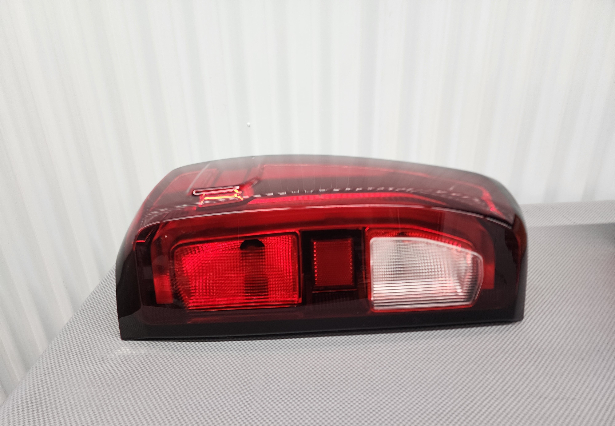 GMC Sierra 1500 / 2500 Passenger Side Taillight