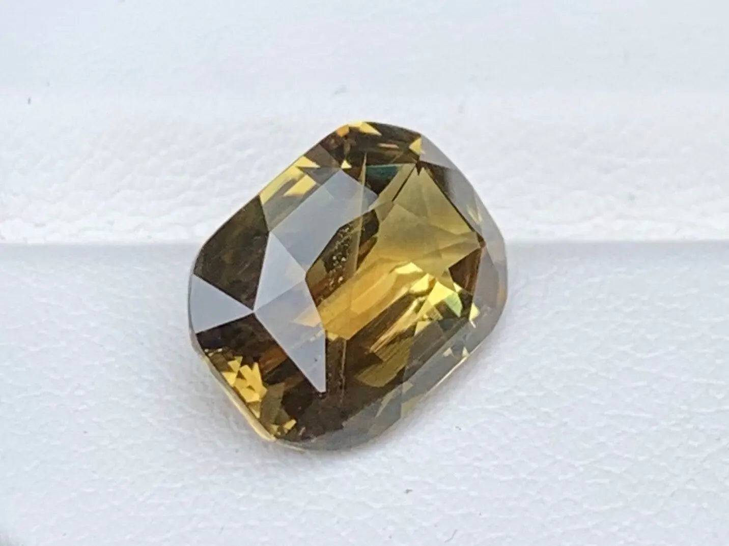 Olive Green Alexandrite 7.04ct - (UH)