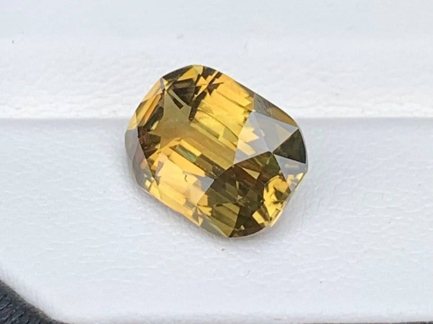 Olive Green Alexandrite 7.04ct - (UH)