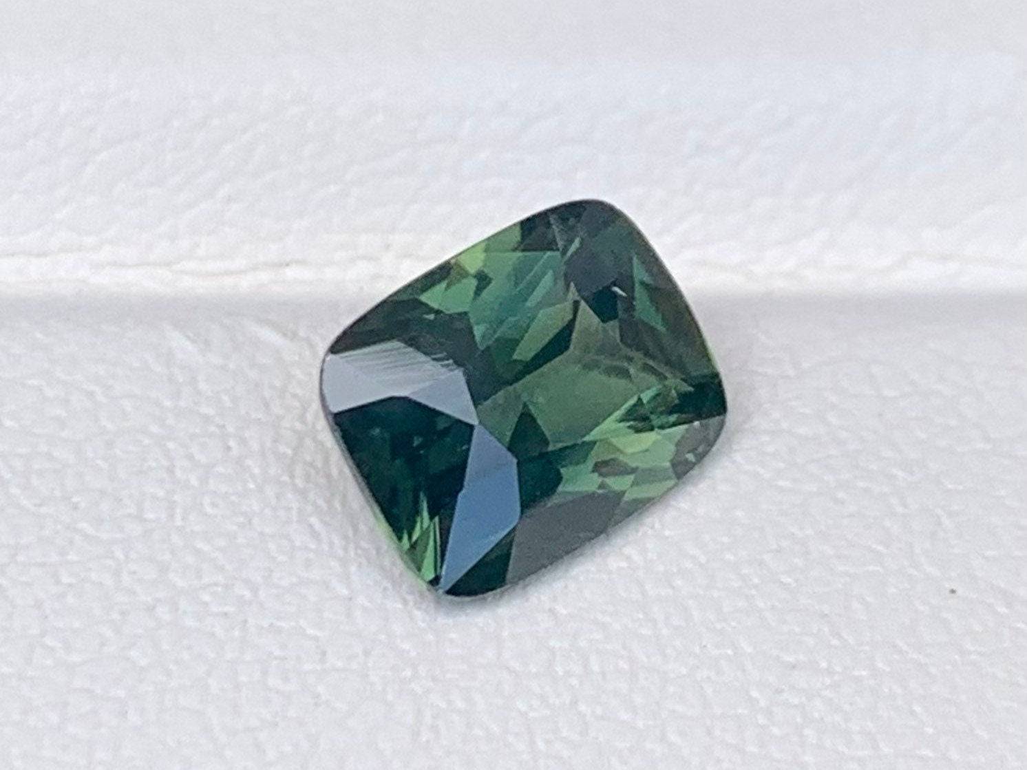 Teal Sapphire 2.55ct - (UH)