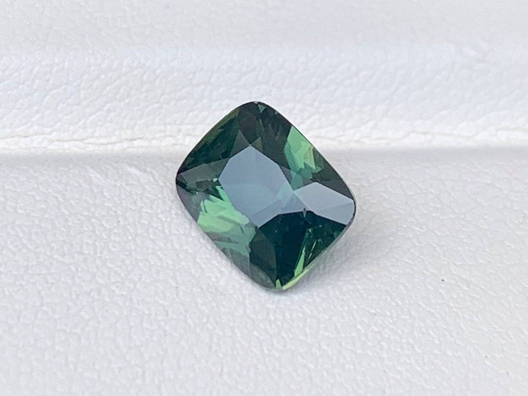 Teal Sapphire 2.55ct - (UH)