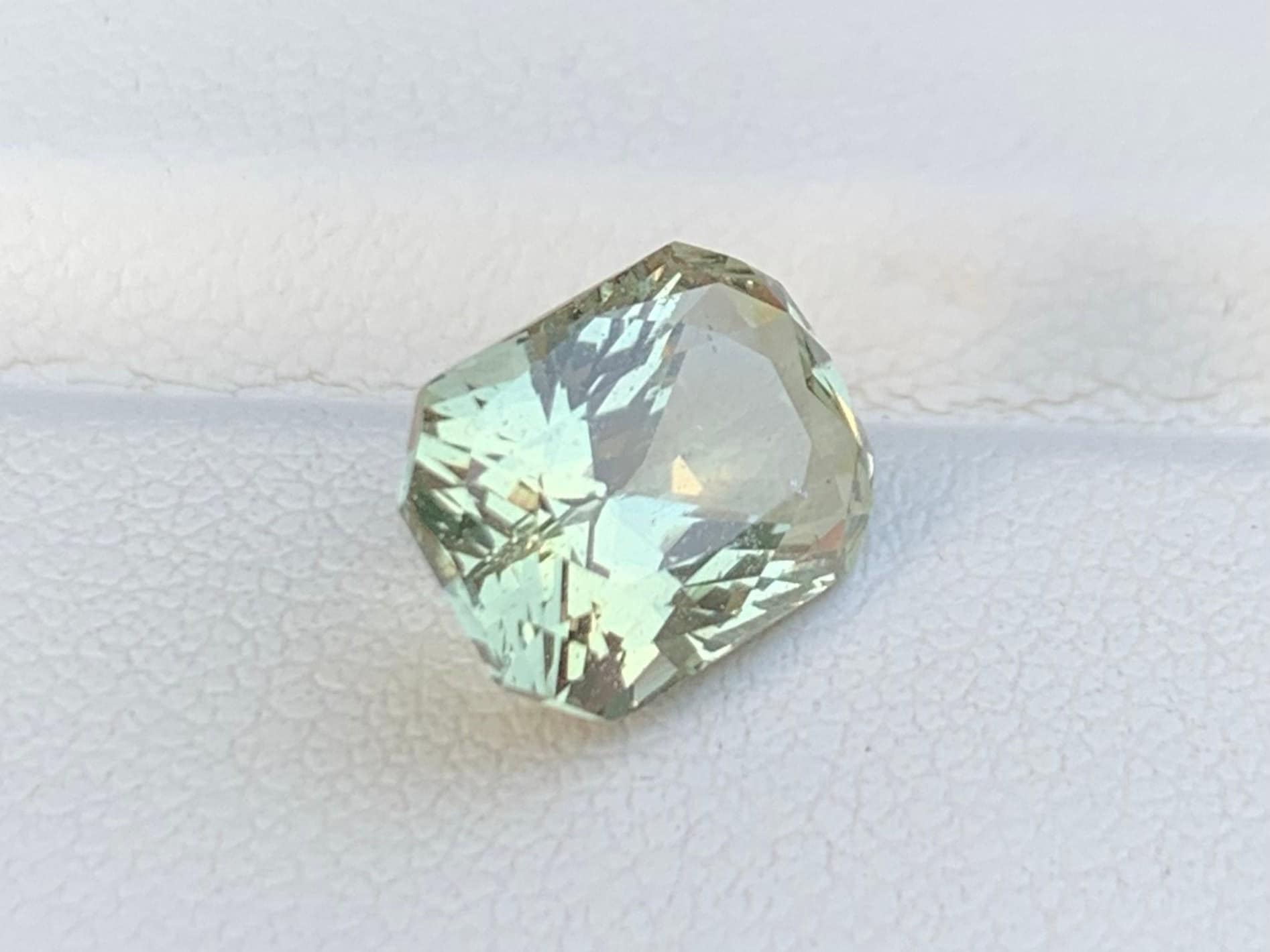 Mint Green Sapphire 4.46ct - (UH)