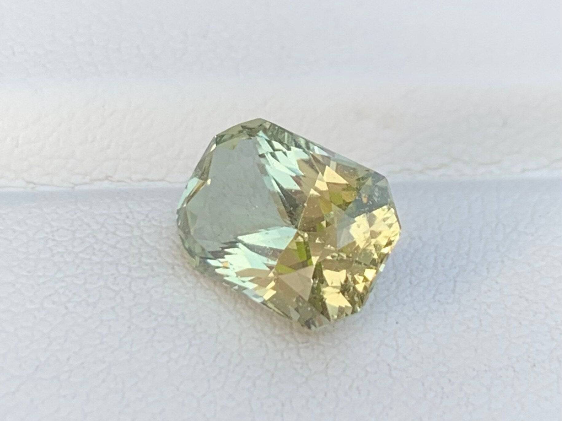 Mint Green Sapphire 4.46ct - (UH)
