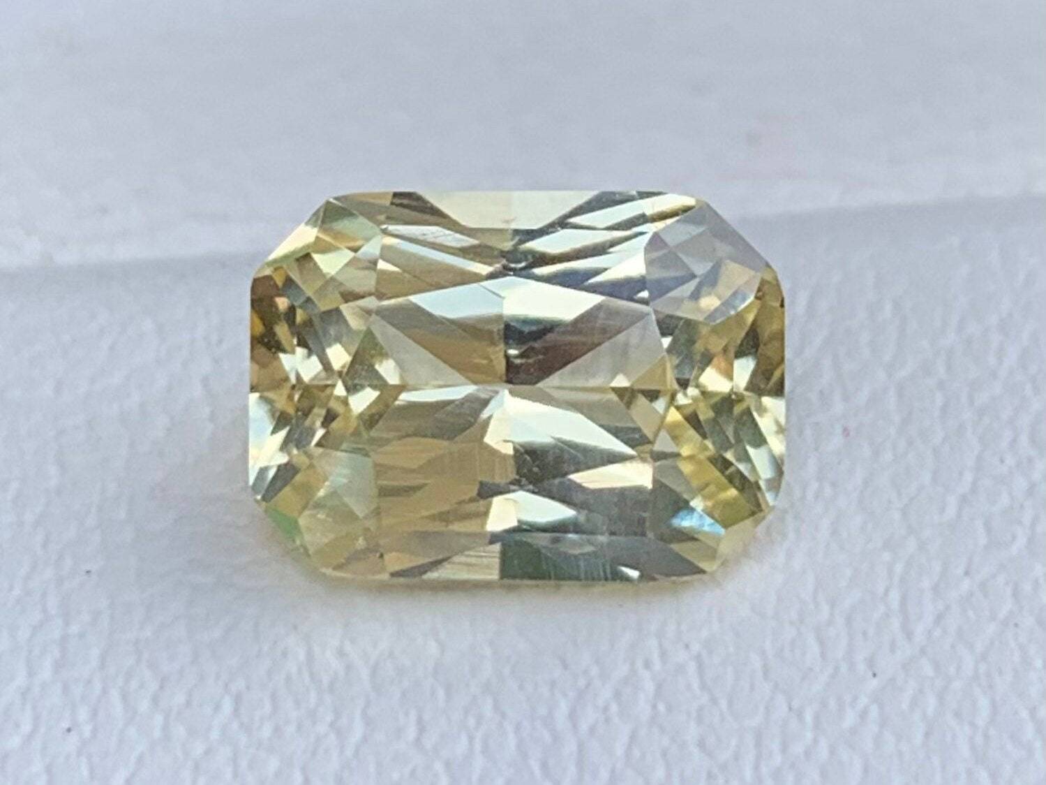 Yellow Sapphire 3.29ct - (UH)