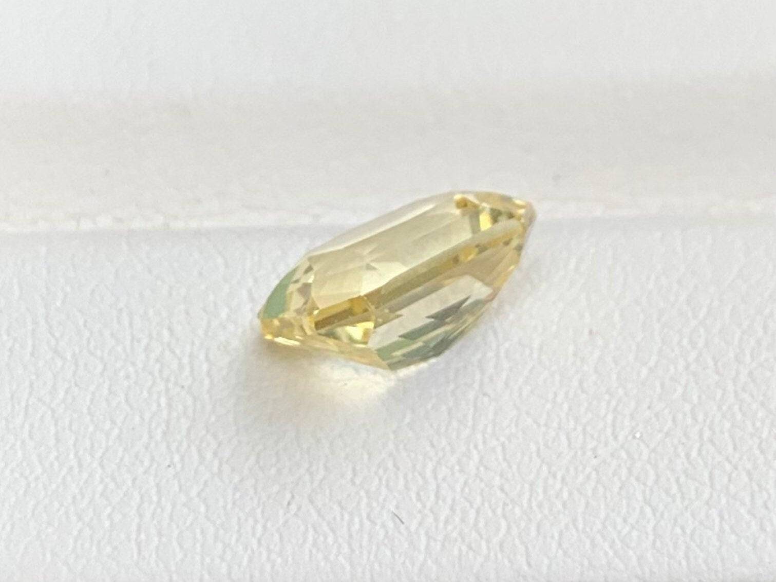 Yellow Sapphire 3.29ct - (UH)