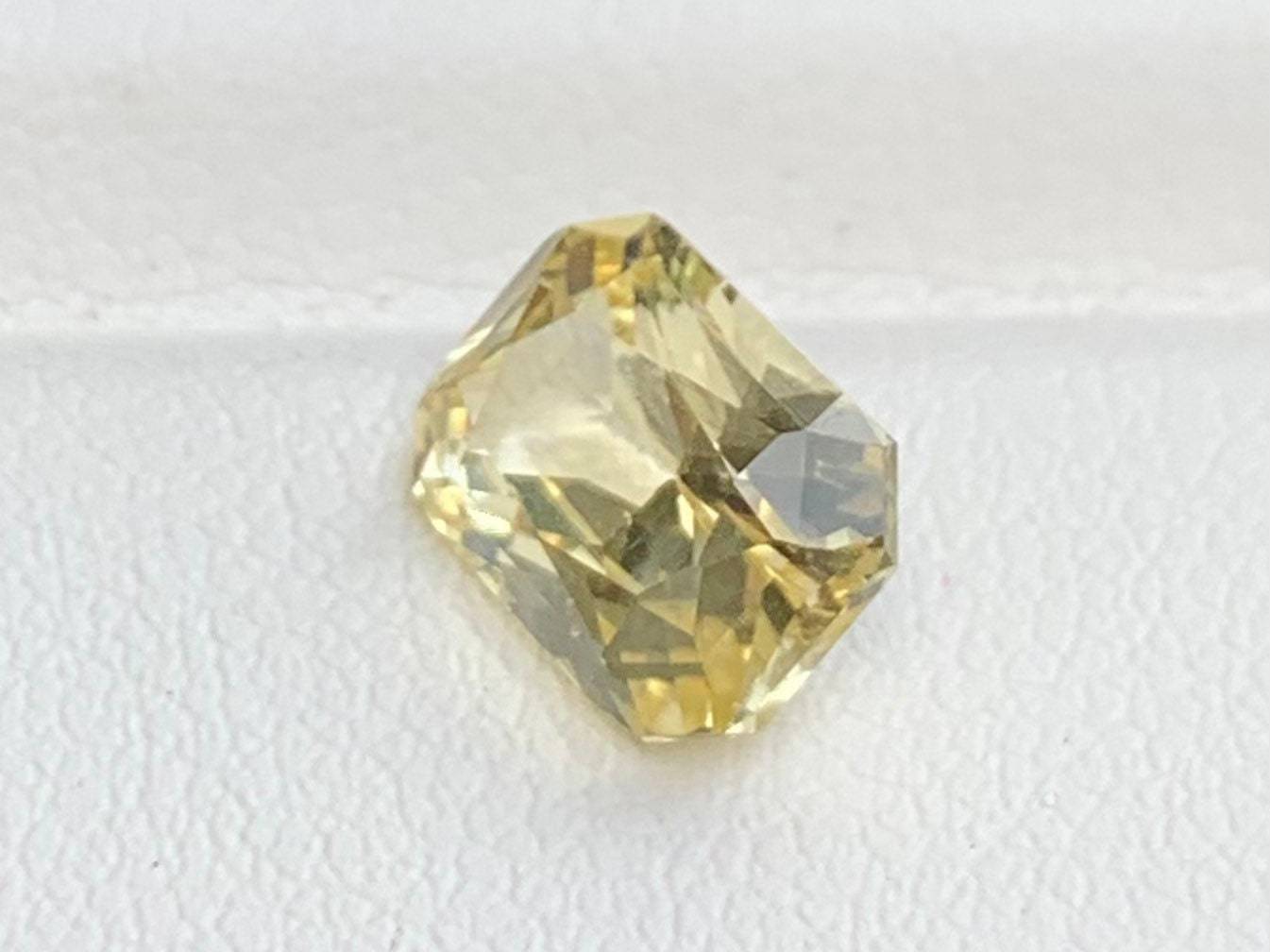 Yellow Sapphire 3.29ct - (UH)