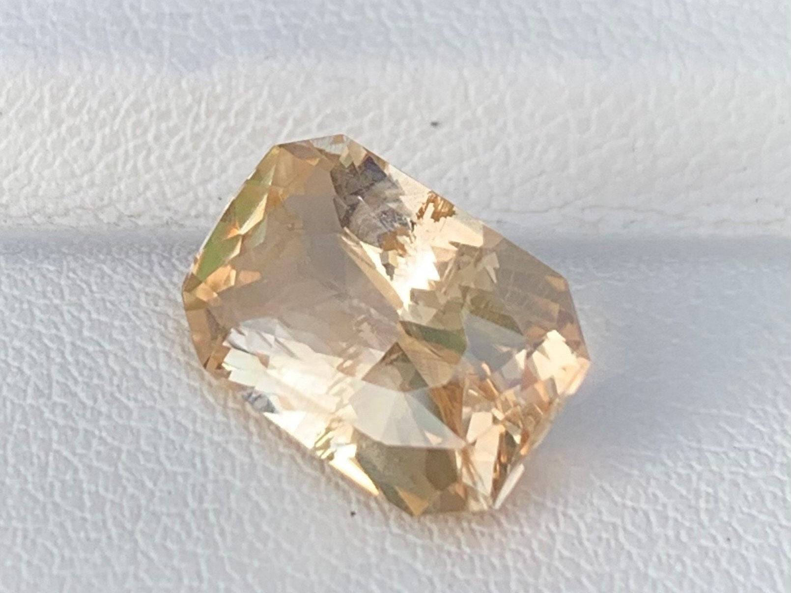 Golden Peach Sapphire 5.96ct - (UH)