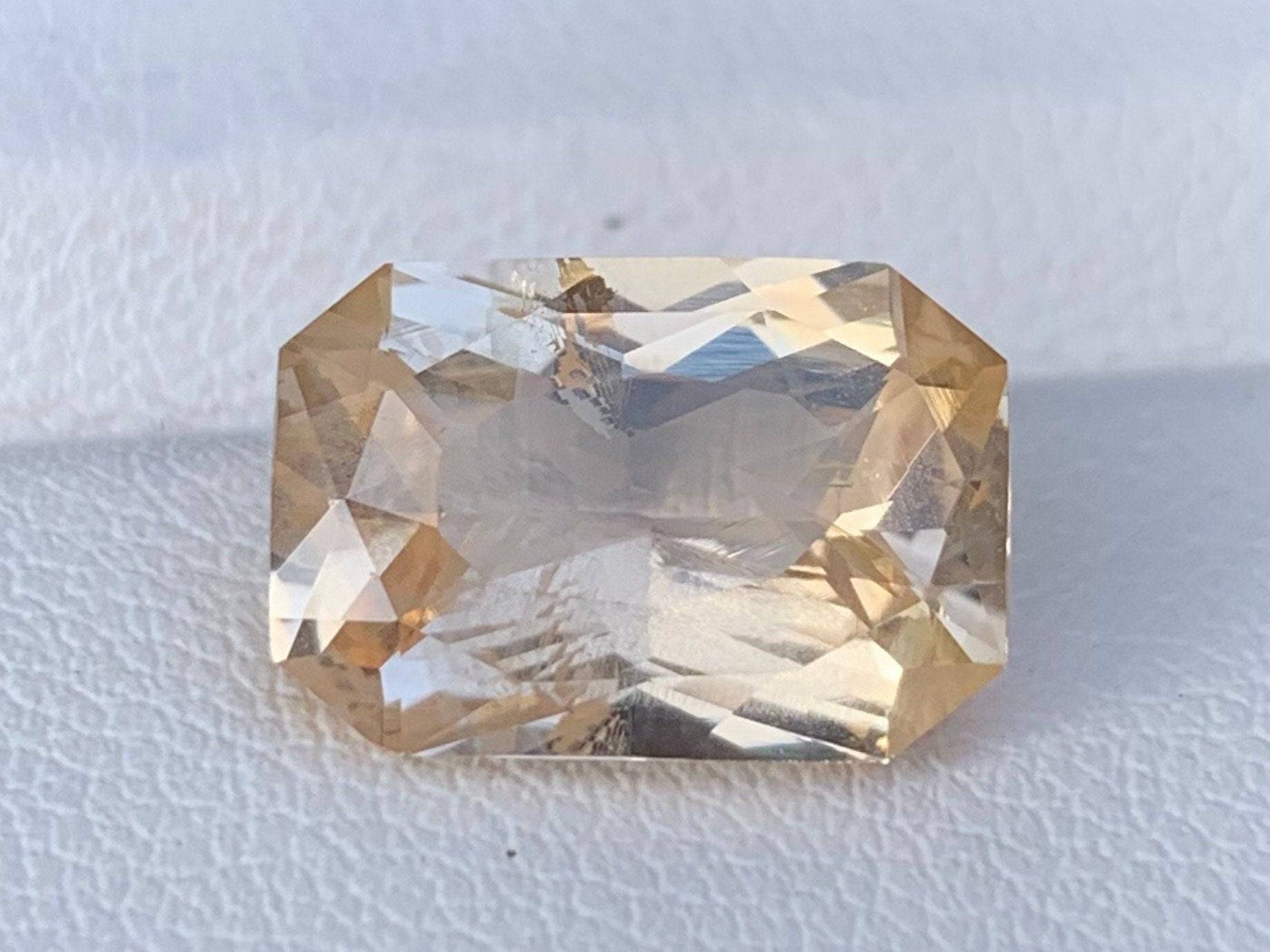 Golden Peach Sapphire 5.96ct - (UH)