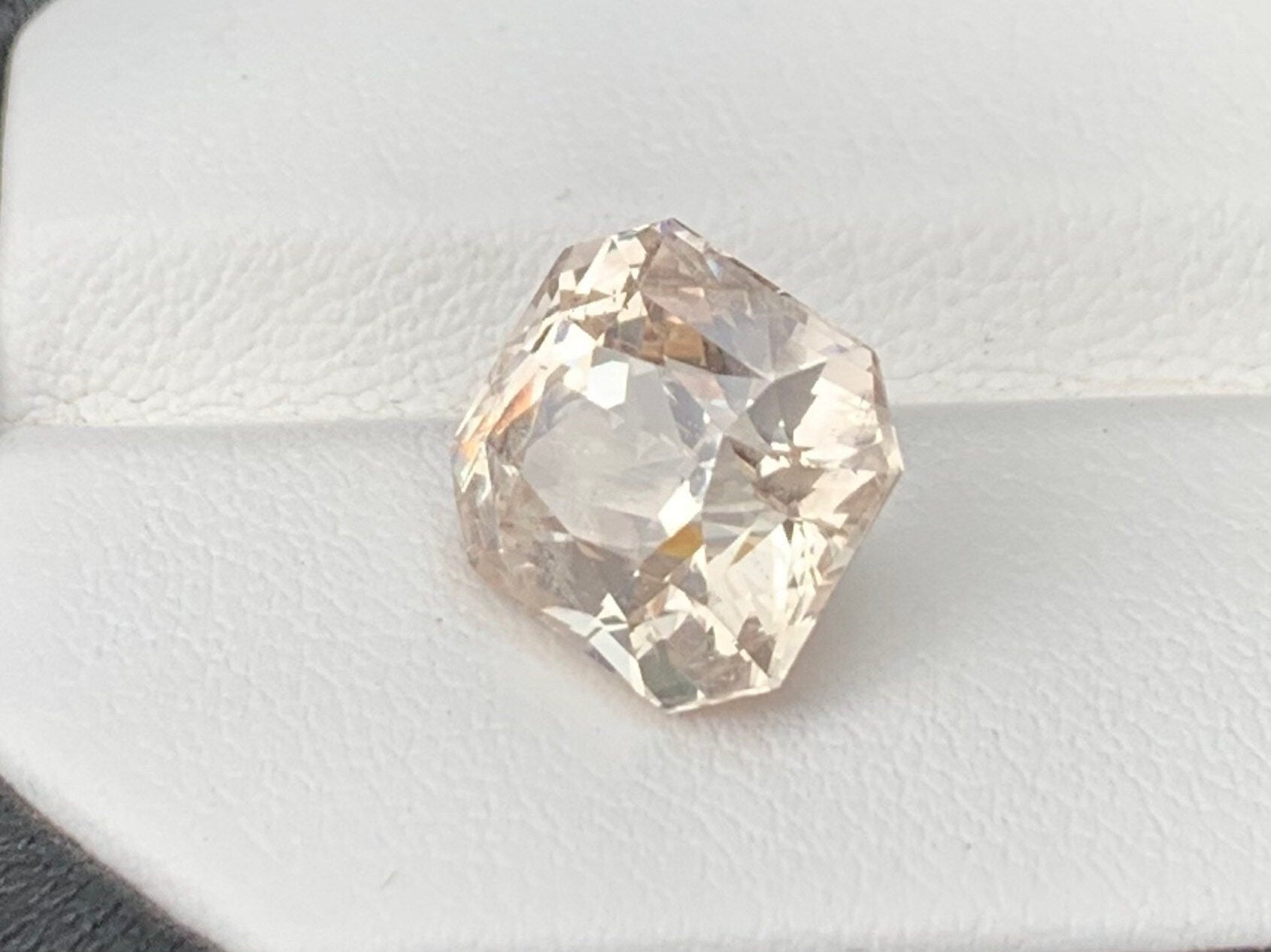 Natural Champange Peach Sapphire 8.60ct - (UH)