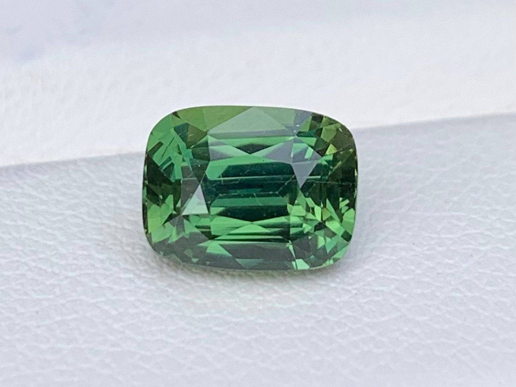 Green Sapphire 3.03ct - (UH)