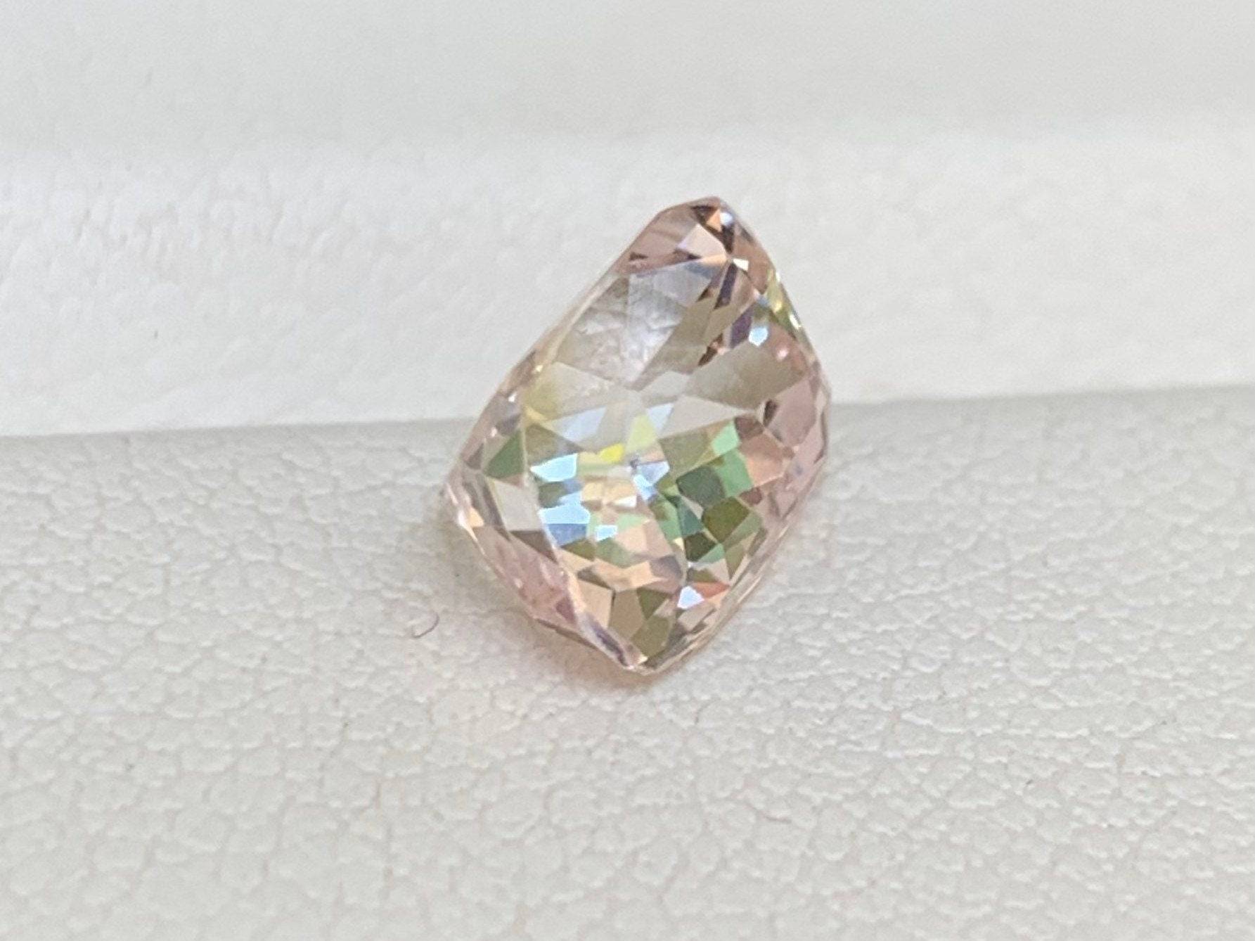 Champagne Peach Sapphire 2.84ct - (UH)