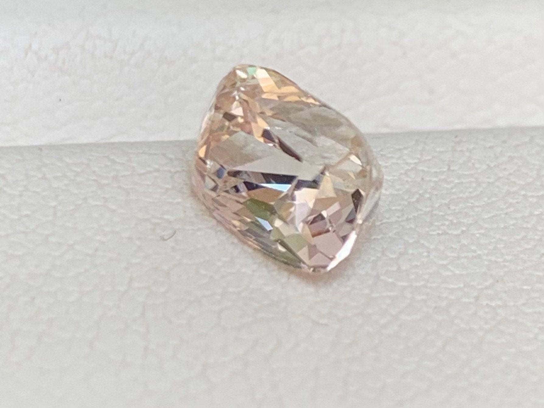 Champagne Peach Sapphire 2.84ct - (UH)