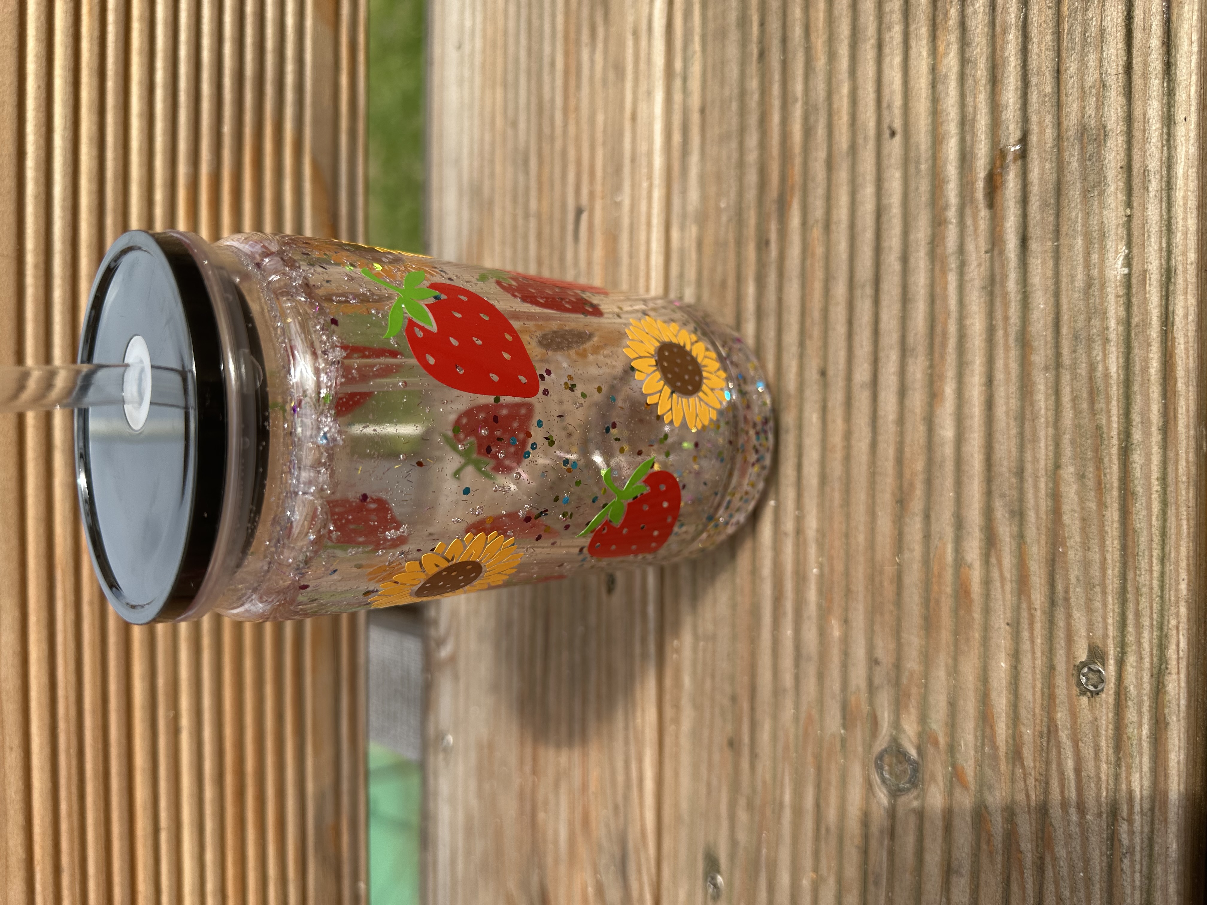 Becher mit Erdbeer- und Sonnenblumenmotiv