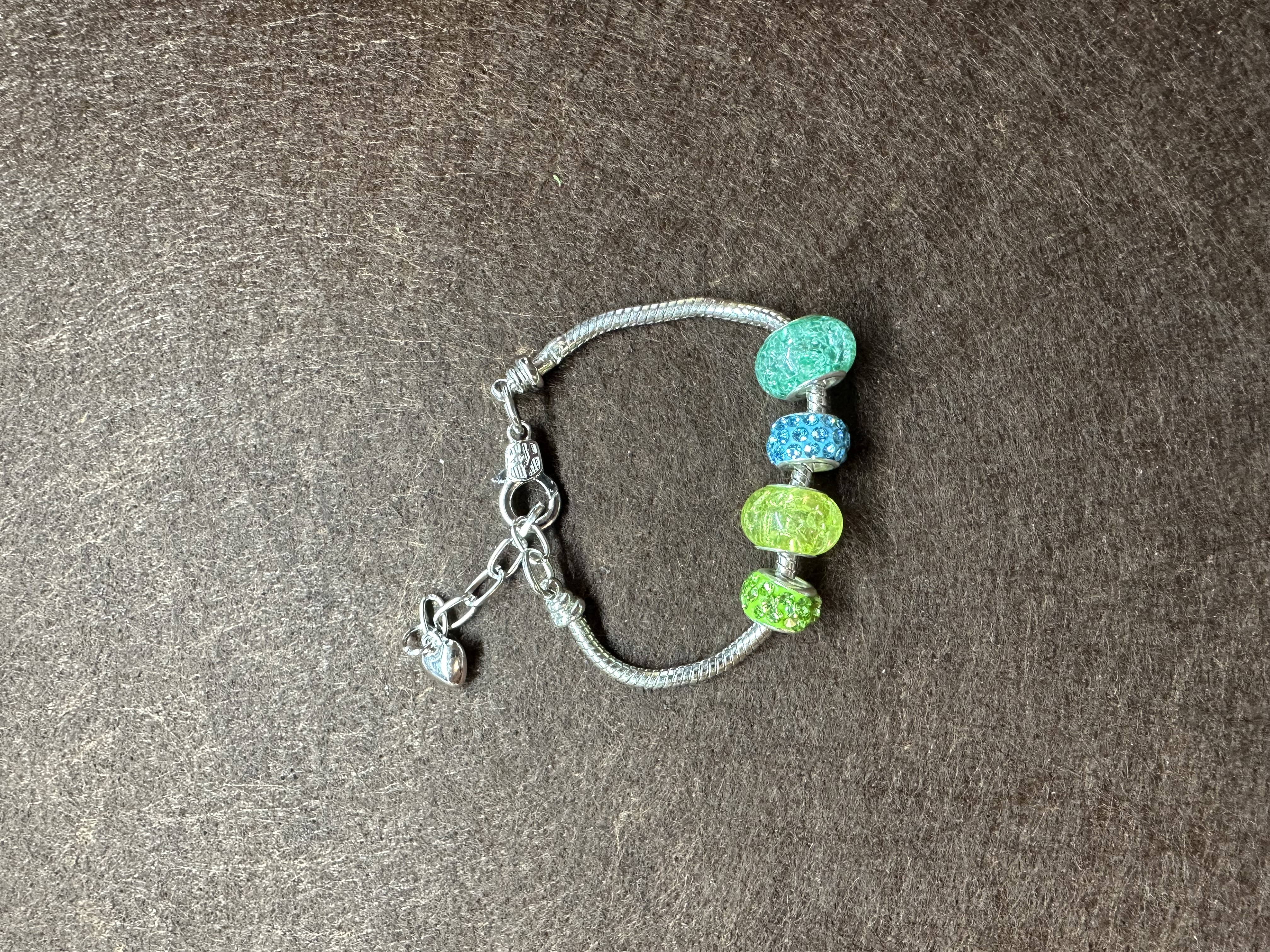 Armband mit bunten Perlen