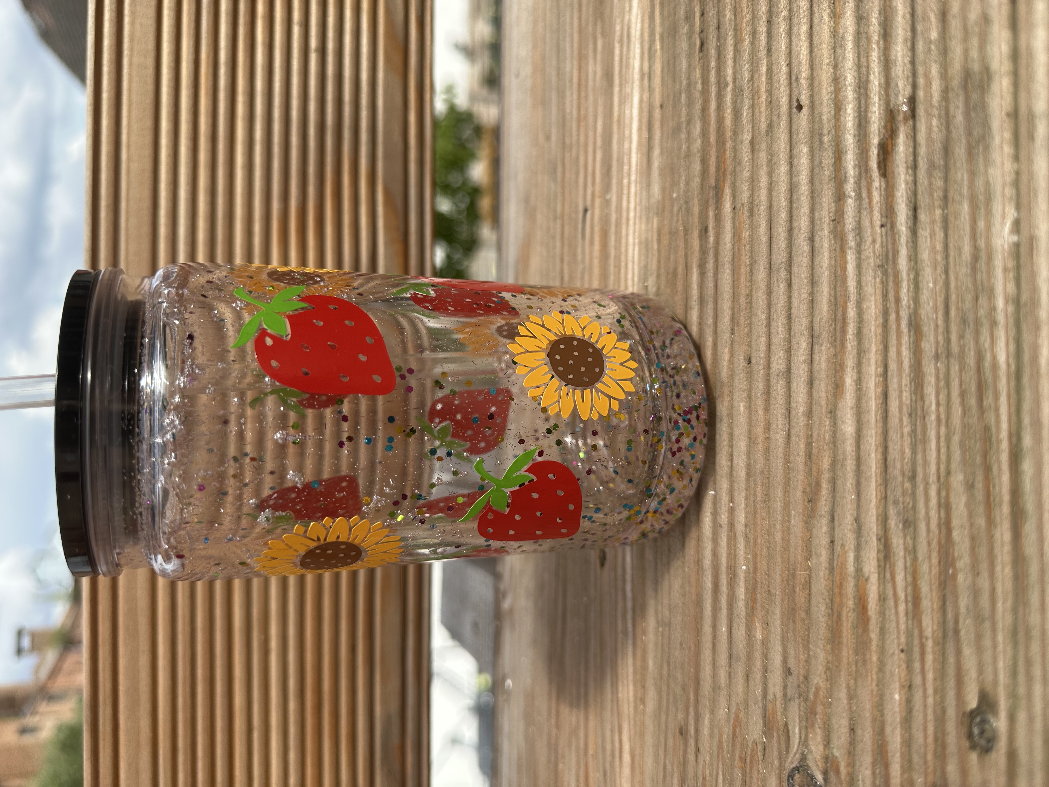 Becher mit Erdbeer- und Sonnenblumenmotiv