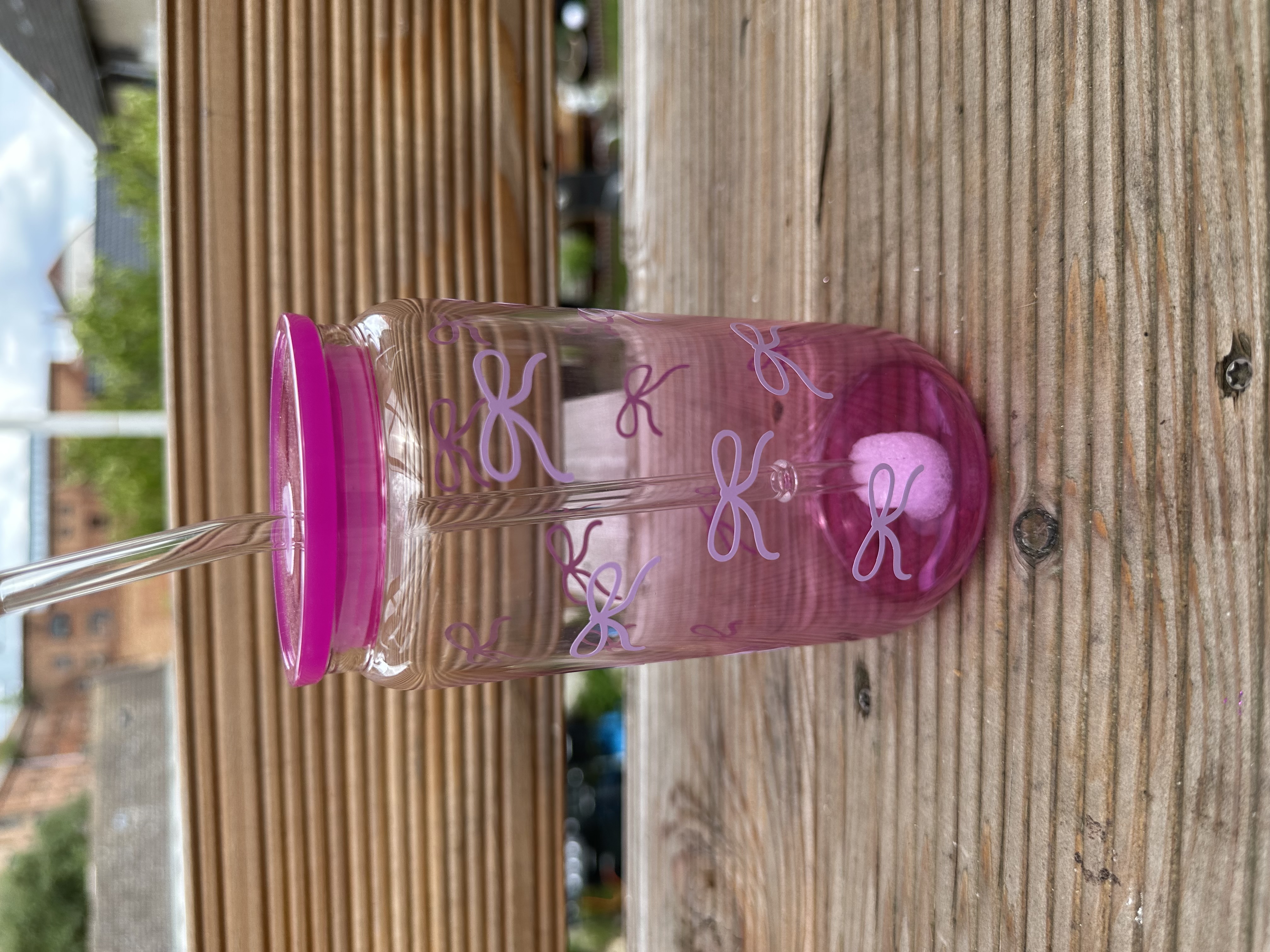 Trinkbecher mit Strohhalm