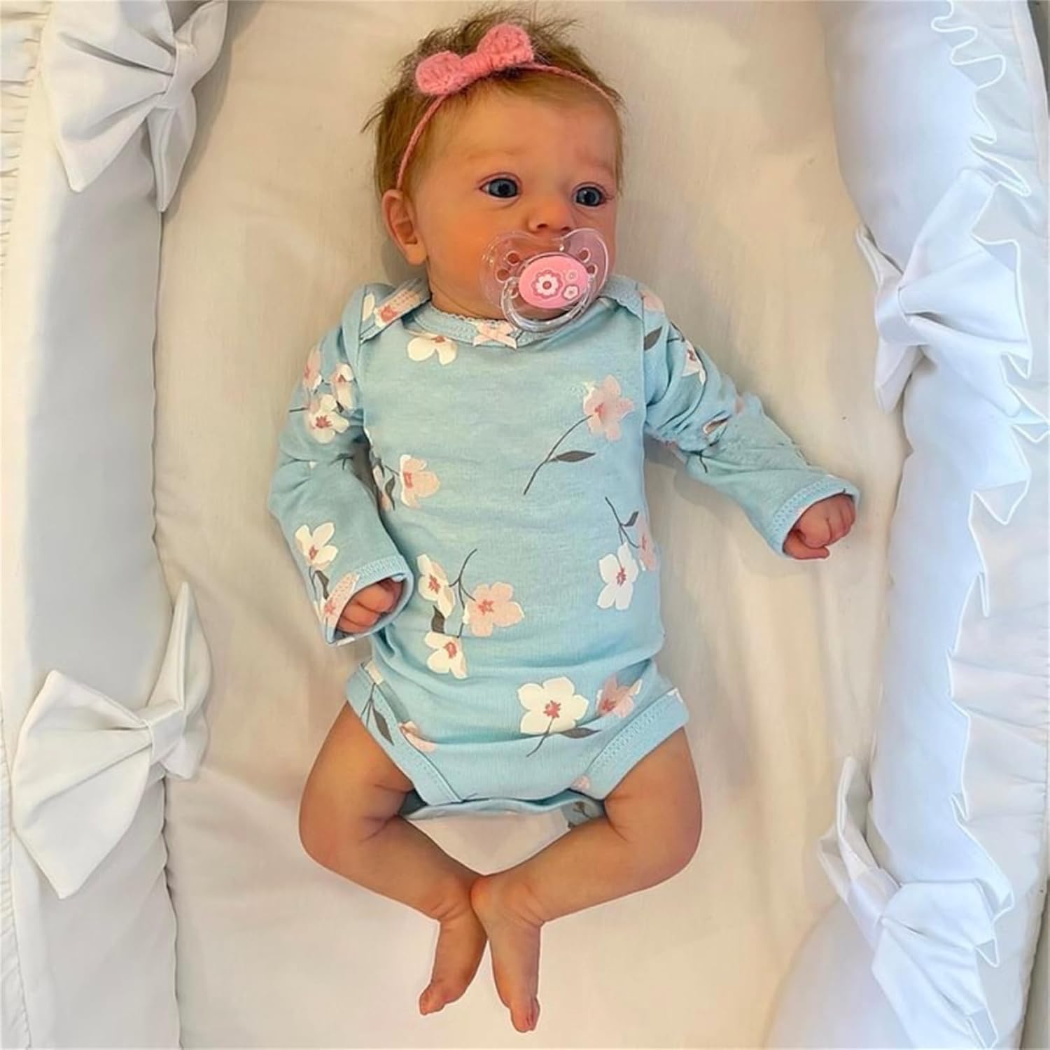 QIYANER 48cm 1.5kg Bebê Reborn Realista,Boneca Bebe Reborn Silicone Realista,Com Tiara Rosa Abrir Os Olhos Roupas Azuis Lavável Reborn Baby Vinil Corpo Inteiro,Olhos azuis