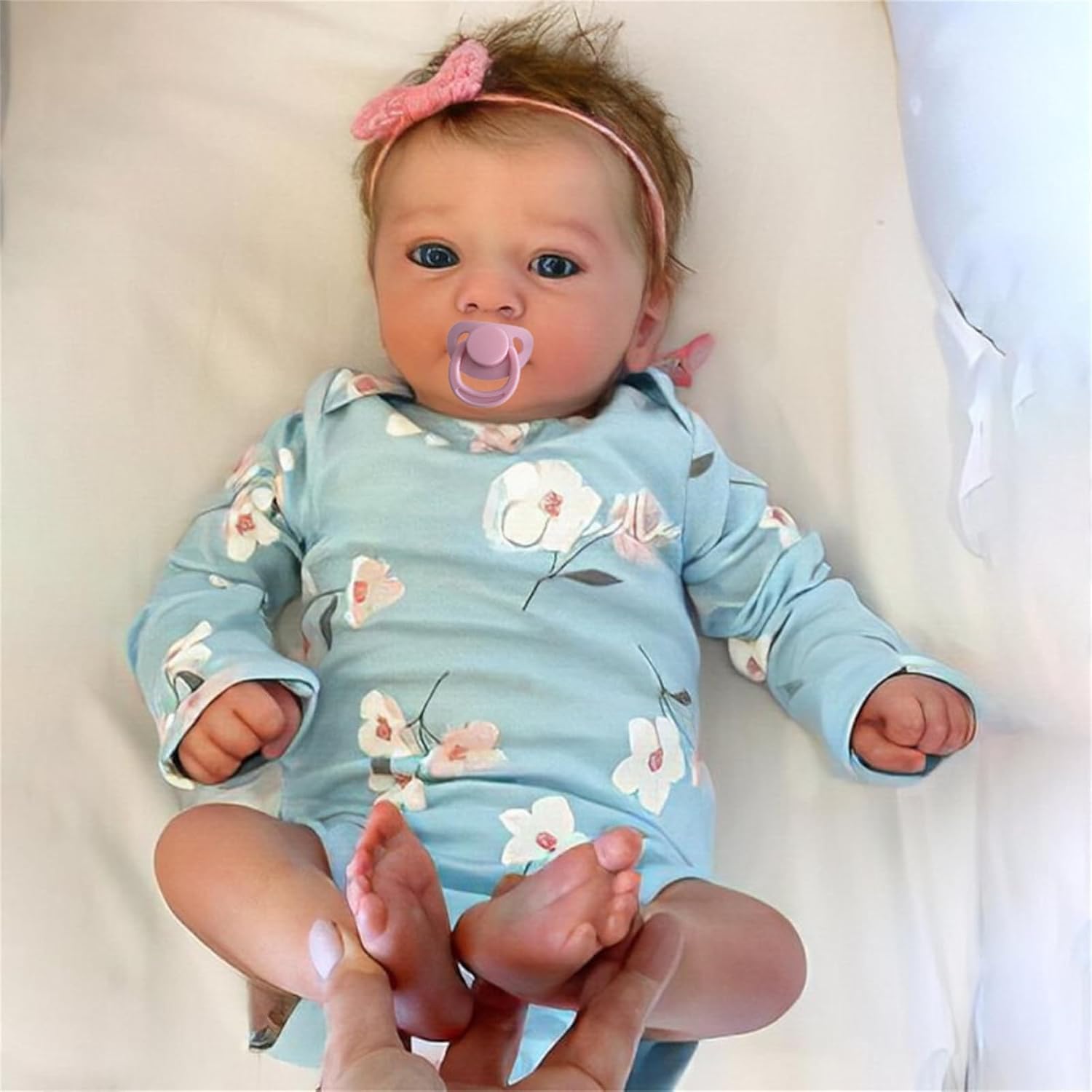 QIYANER 48cm 1.5kg Bebê Reborn Realista,Boneca Bebe Reborn Silicone Realista,Com Tiara Rosa Abrir Os Olhos Roupas Azuis Lavável Reborn Baby Vinil Corpo Inteiro,Olhos azuis
