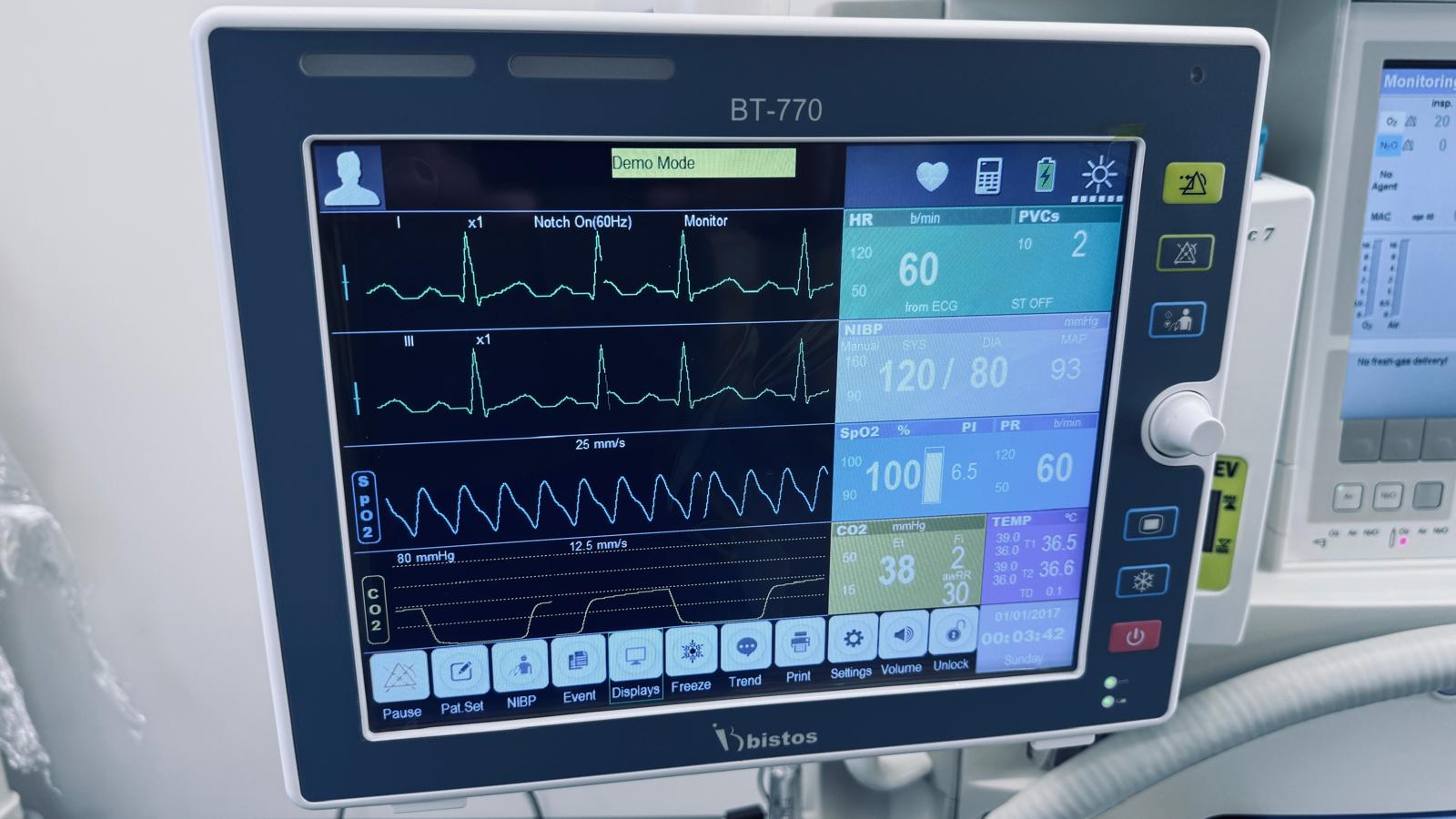 Drager Primus 2014 z kardiomonitorem Bistos i parownikiem TEC 7 Sevoflurane