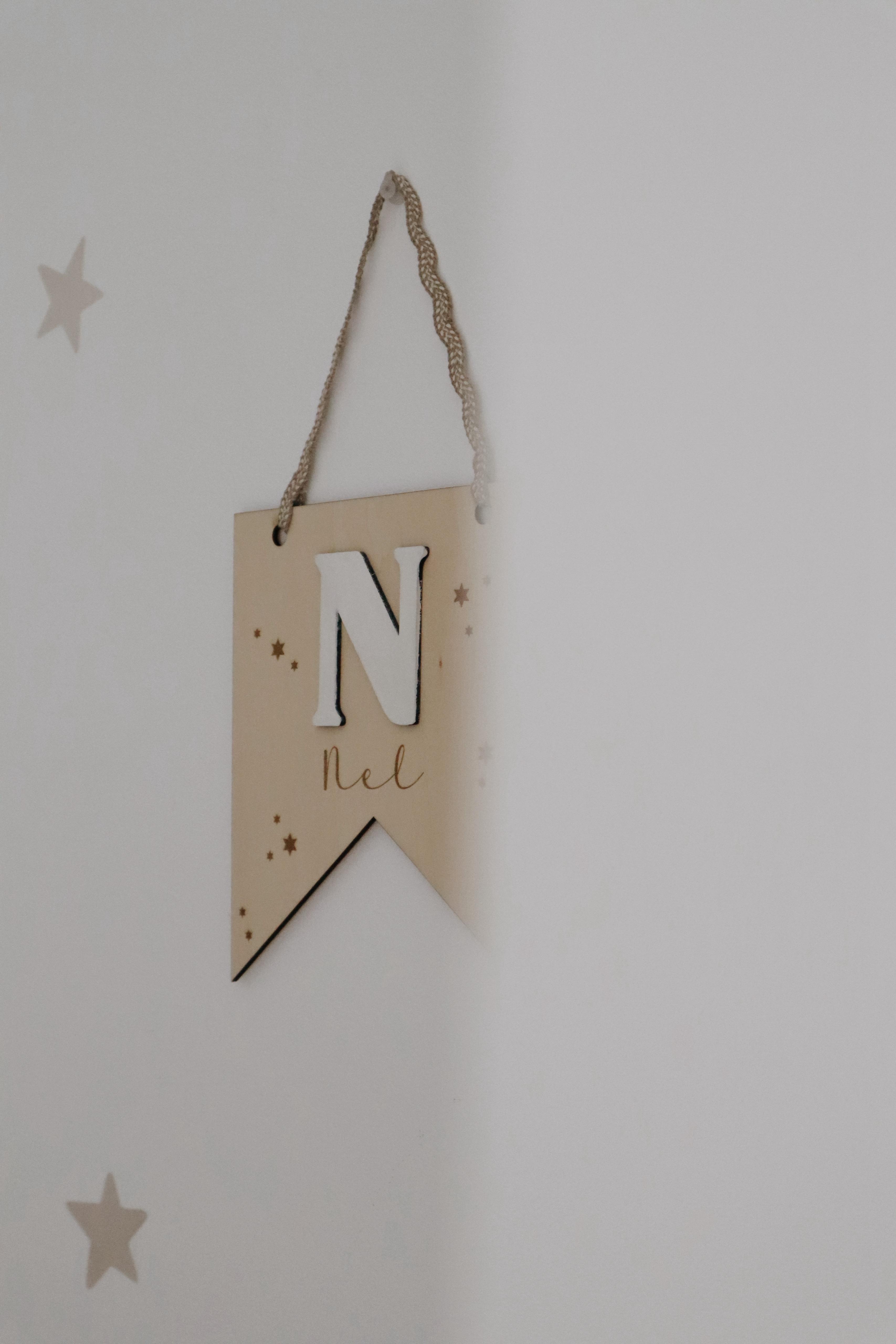 Bandera de madera con inicial