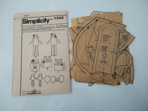 Simplicity 1342 Stuffed Doll and Animal Sewing Pattern (One Size) Cut Complete