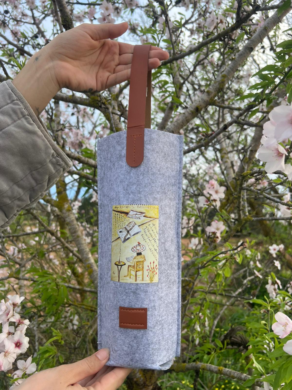 Bolsa porta botellas de fieltro El Lector pintura original de Elena Exenberger