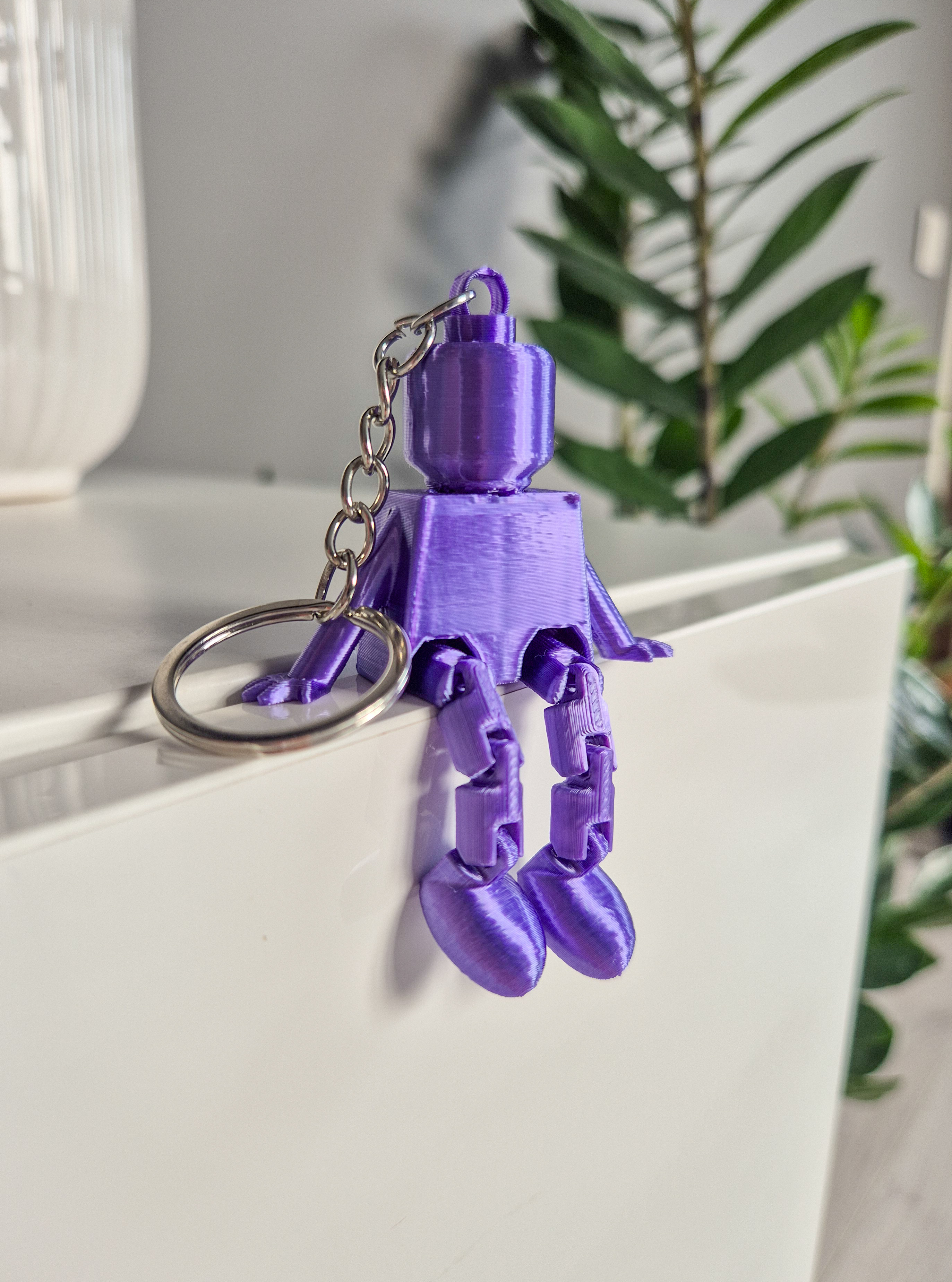 Violetinis raktų pakabukas, lego žmogeliukas