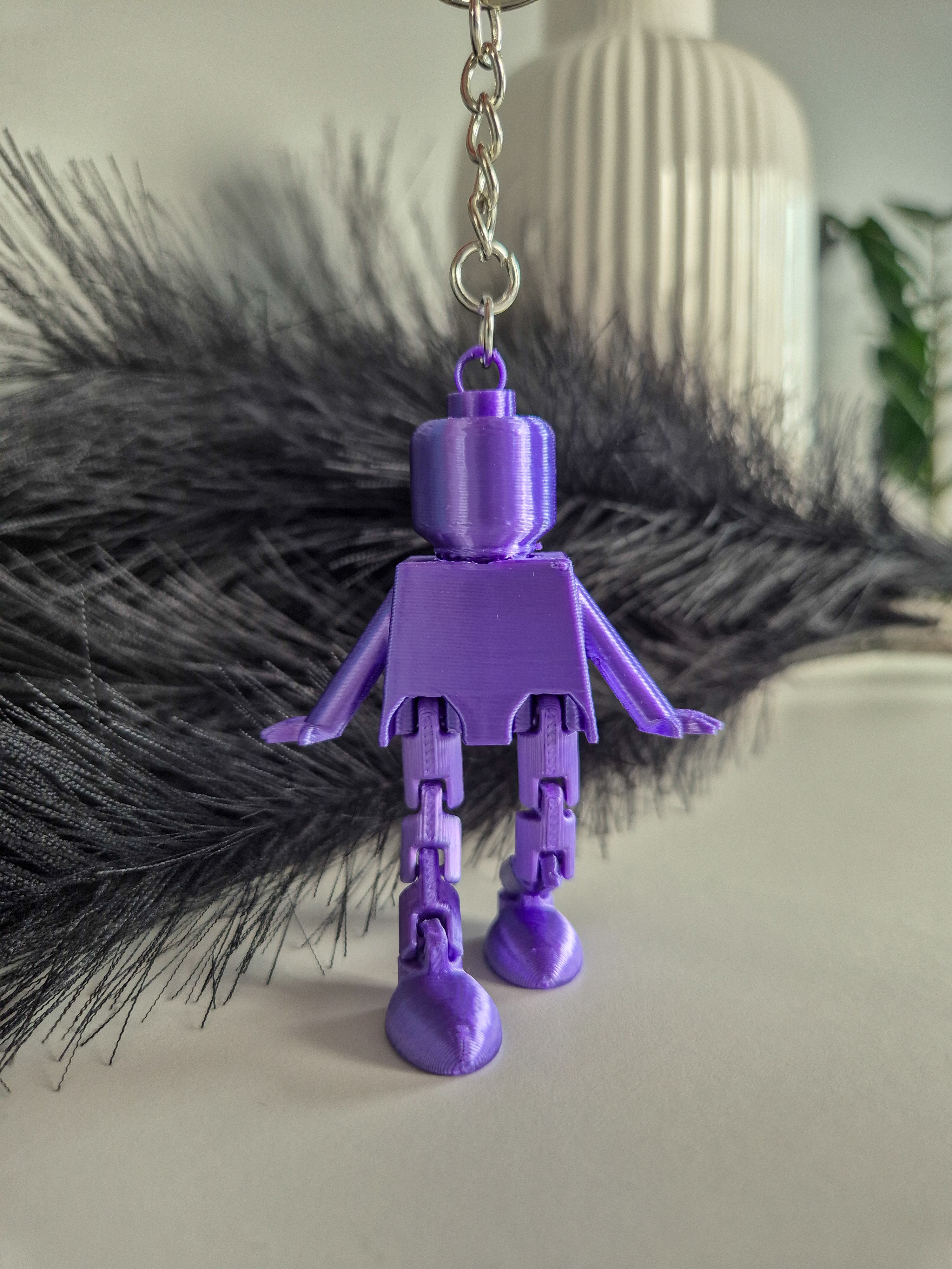 Violetinis raktų pakabukas, lego žmogeliukas