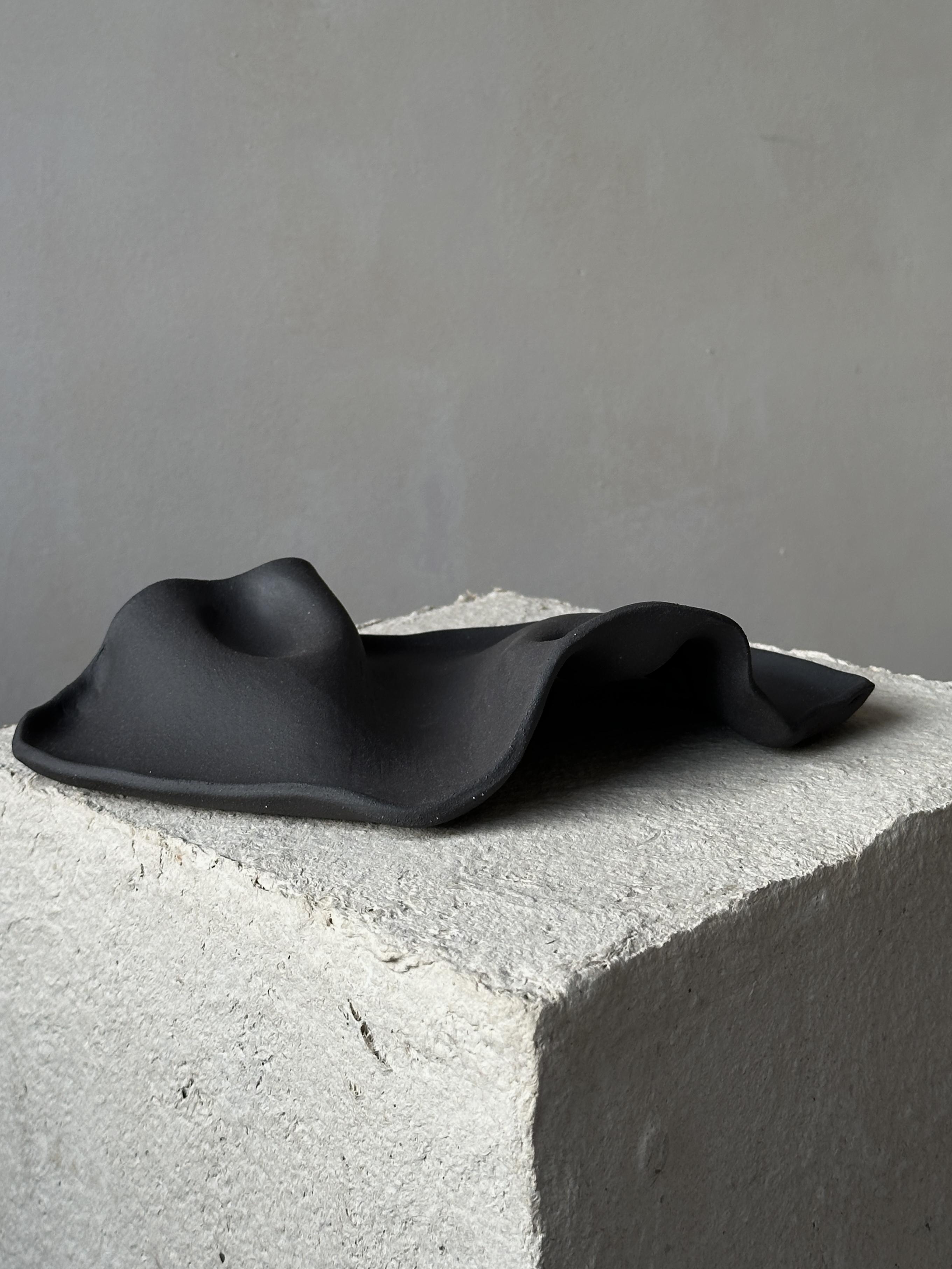 BLACK DUNE akmens masės užkandžių lėkštė 