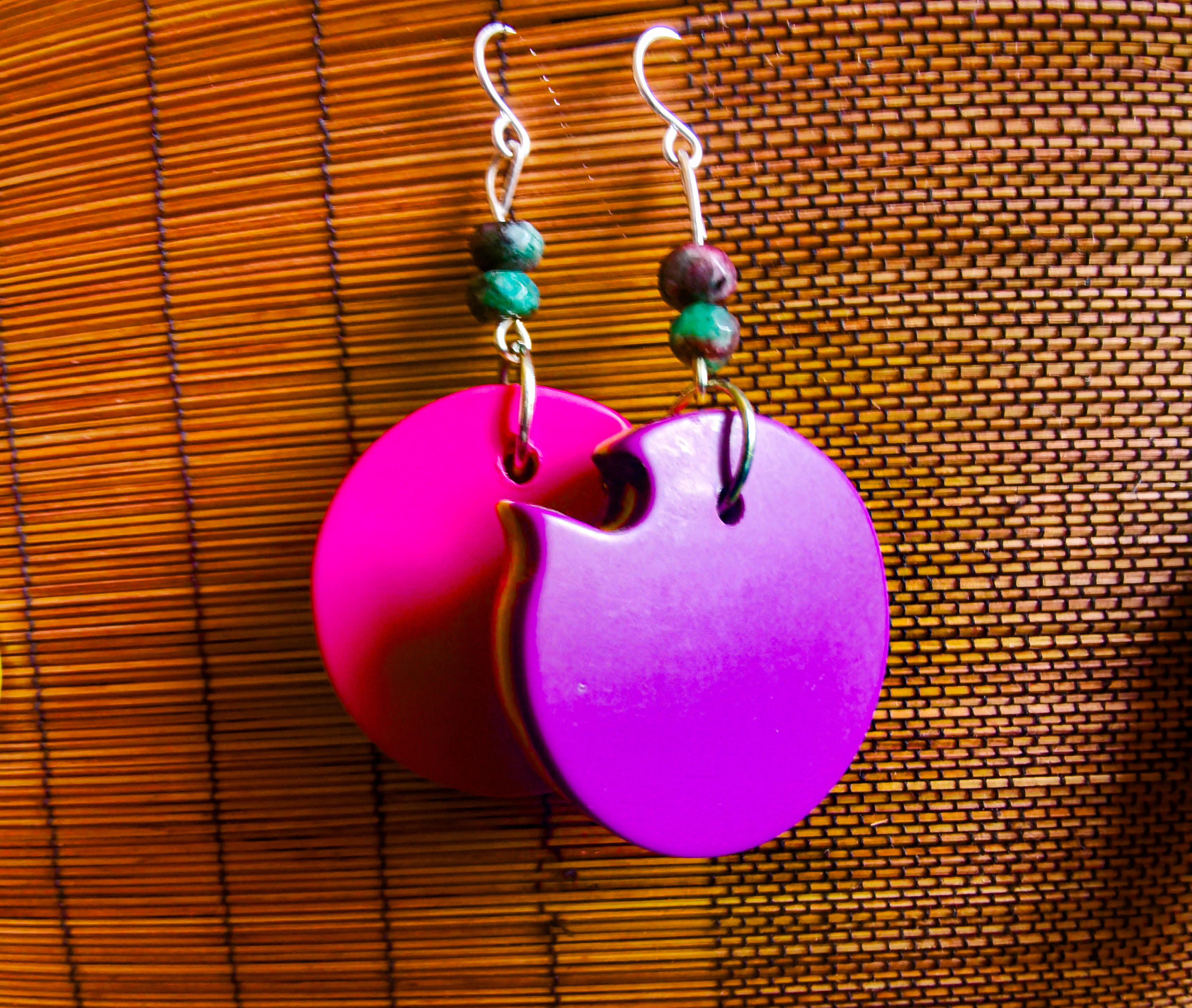 Boucle d'oreille rose et violette