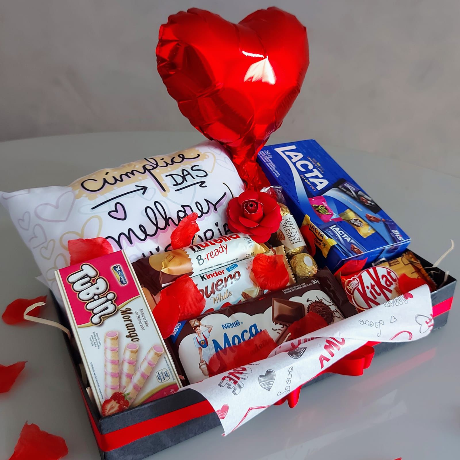 Doce Amor - Cesta de Chocolates com almofada romântica