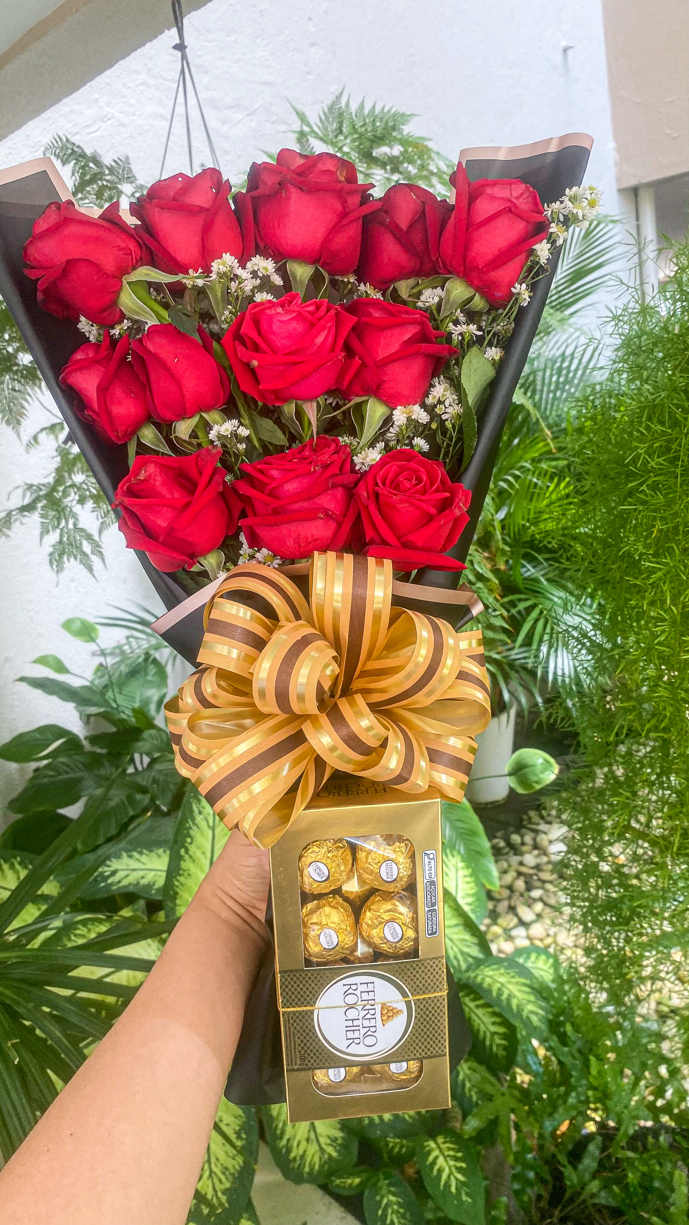 Buquê com 12 Rosas + Caixa de Bombons Ferrero Rocher