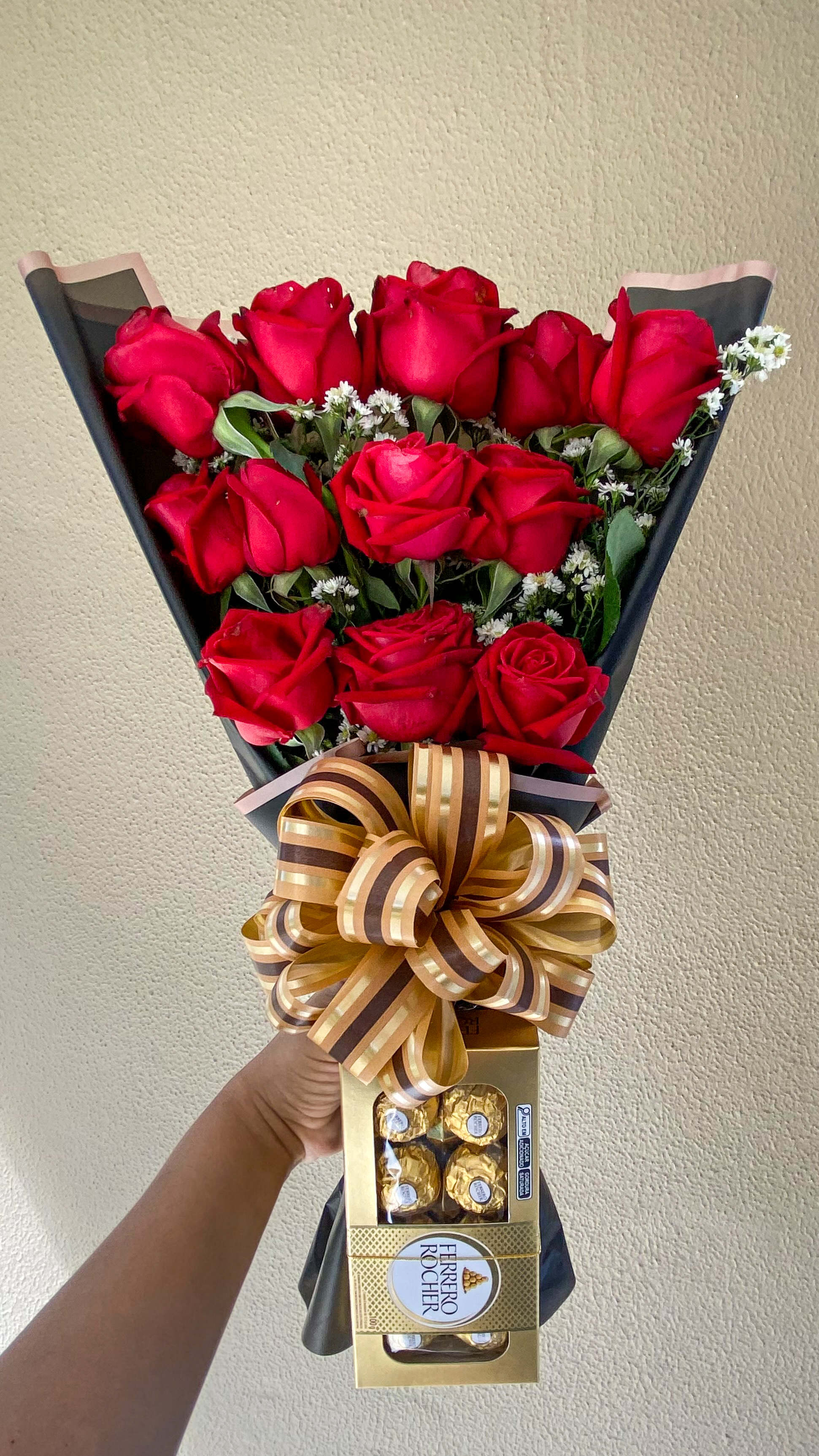 Buquê com 12 Rosas + Caixa de Bombons Ferrero Rocher