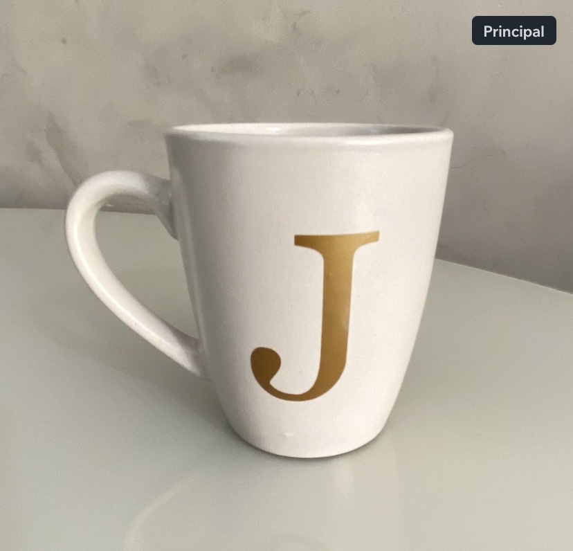 Caneca com inicial dourada 